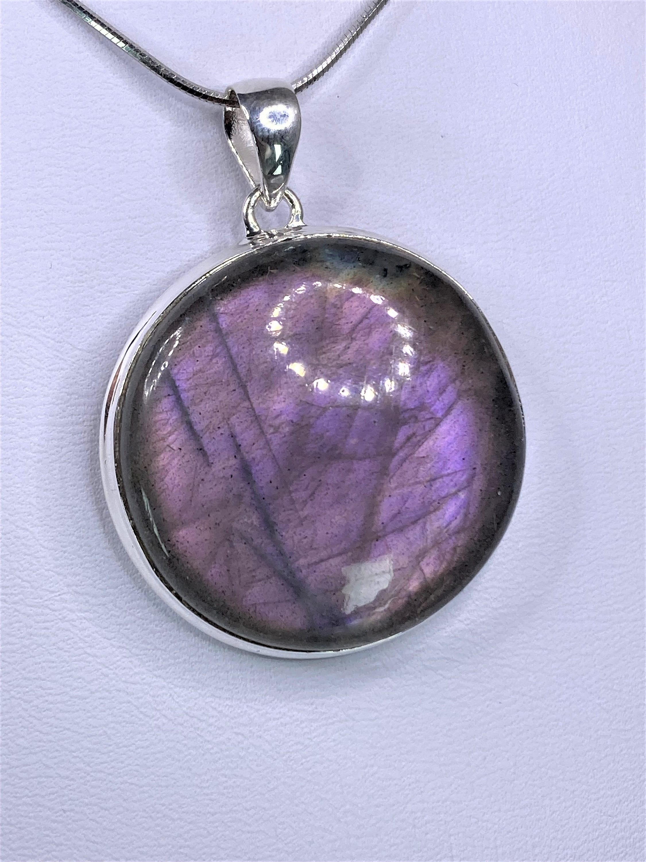 A Superb Quality and Very Rare Purple Fire Labradorite 925 Silver Pendant (UV6666)