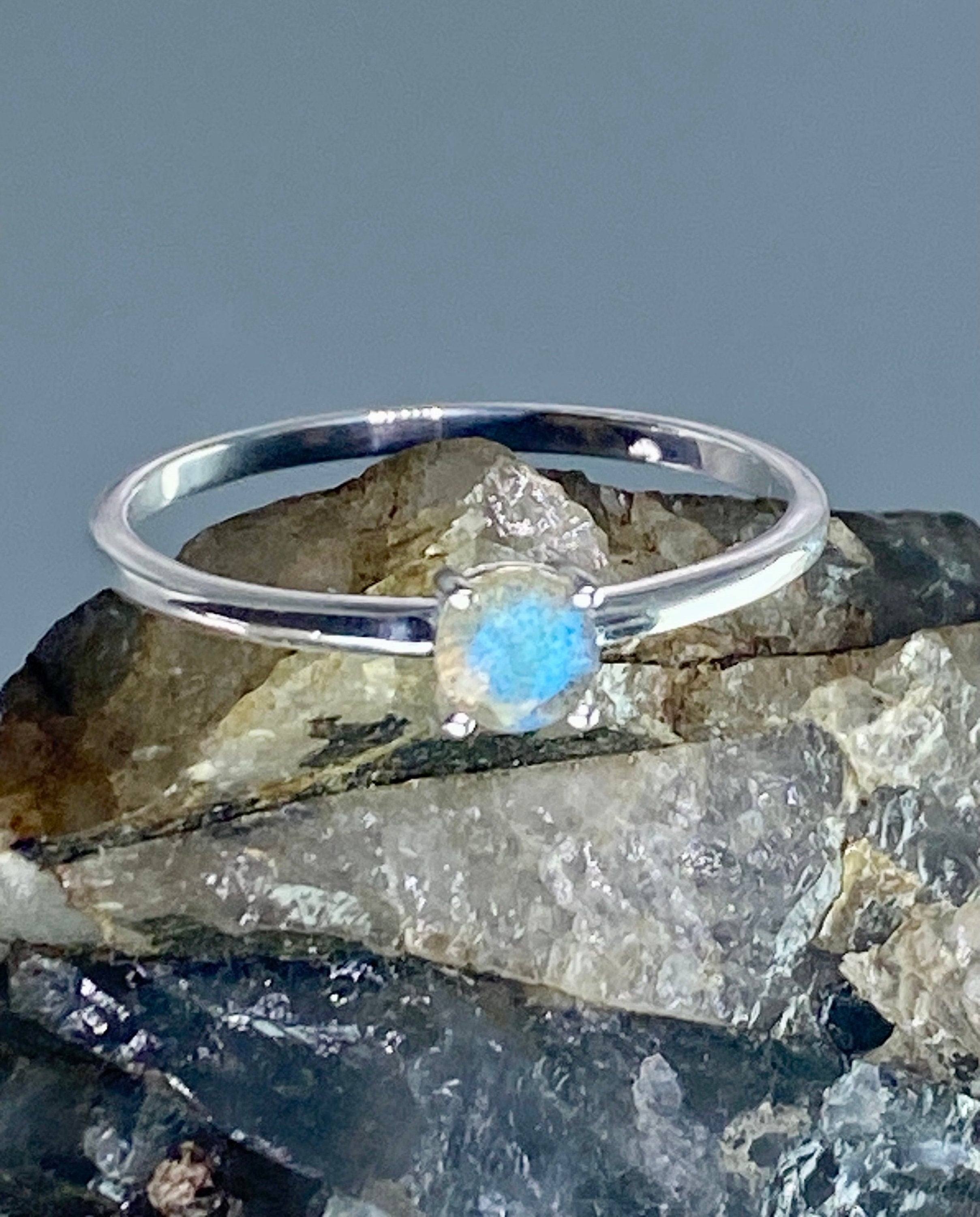 AAA Quality Labradorite and Silver Ring (UV).