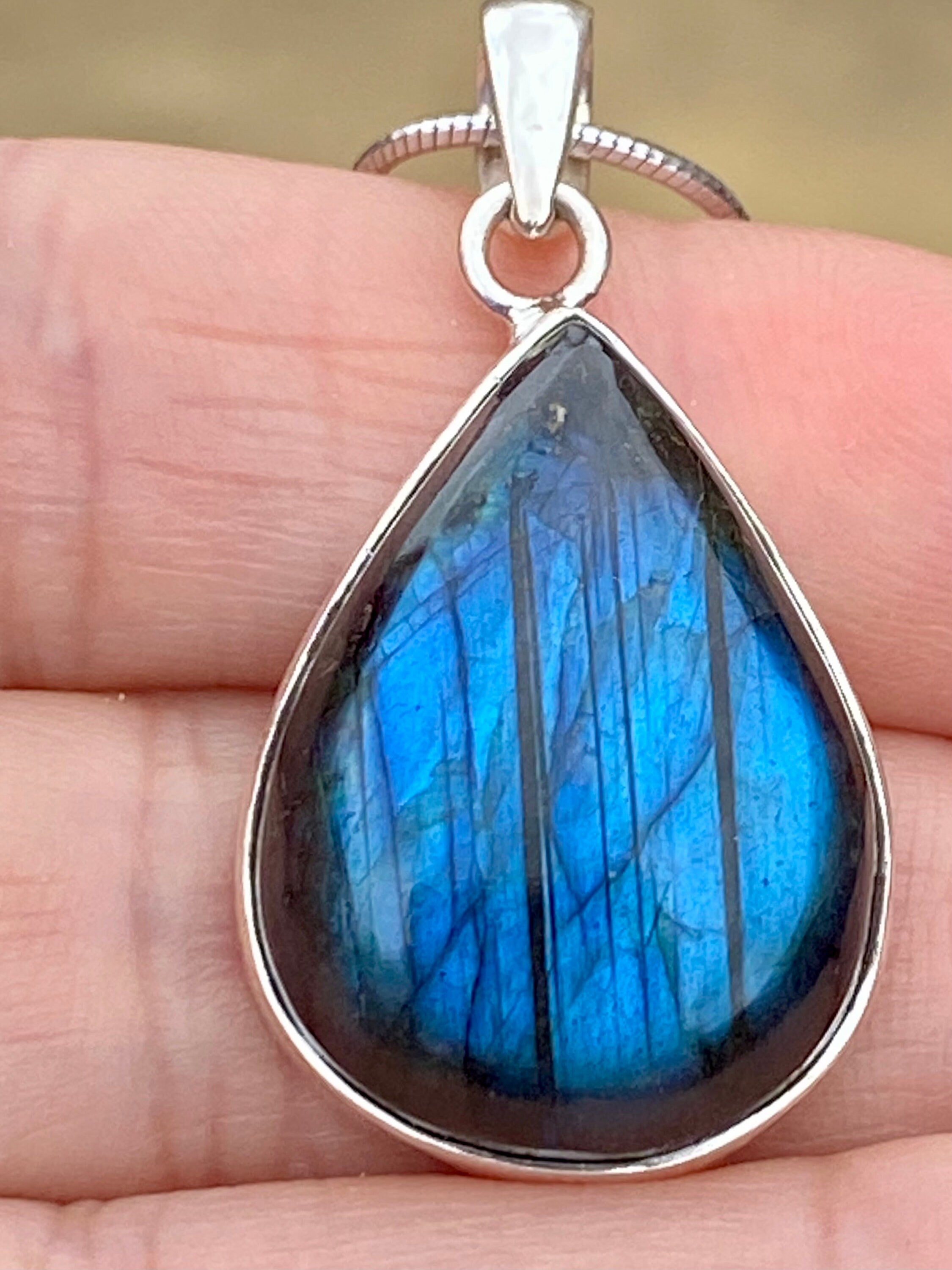 Grade A - Blue Labradorite and Silver Pendant (M03)