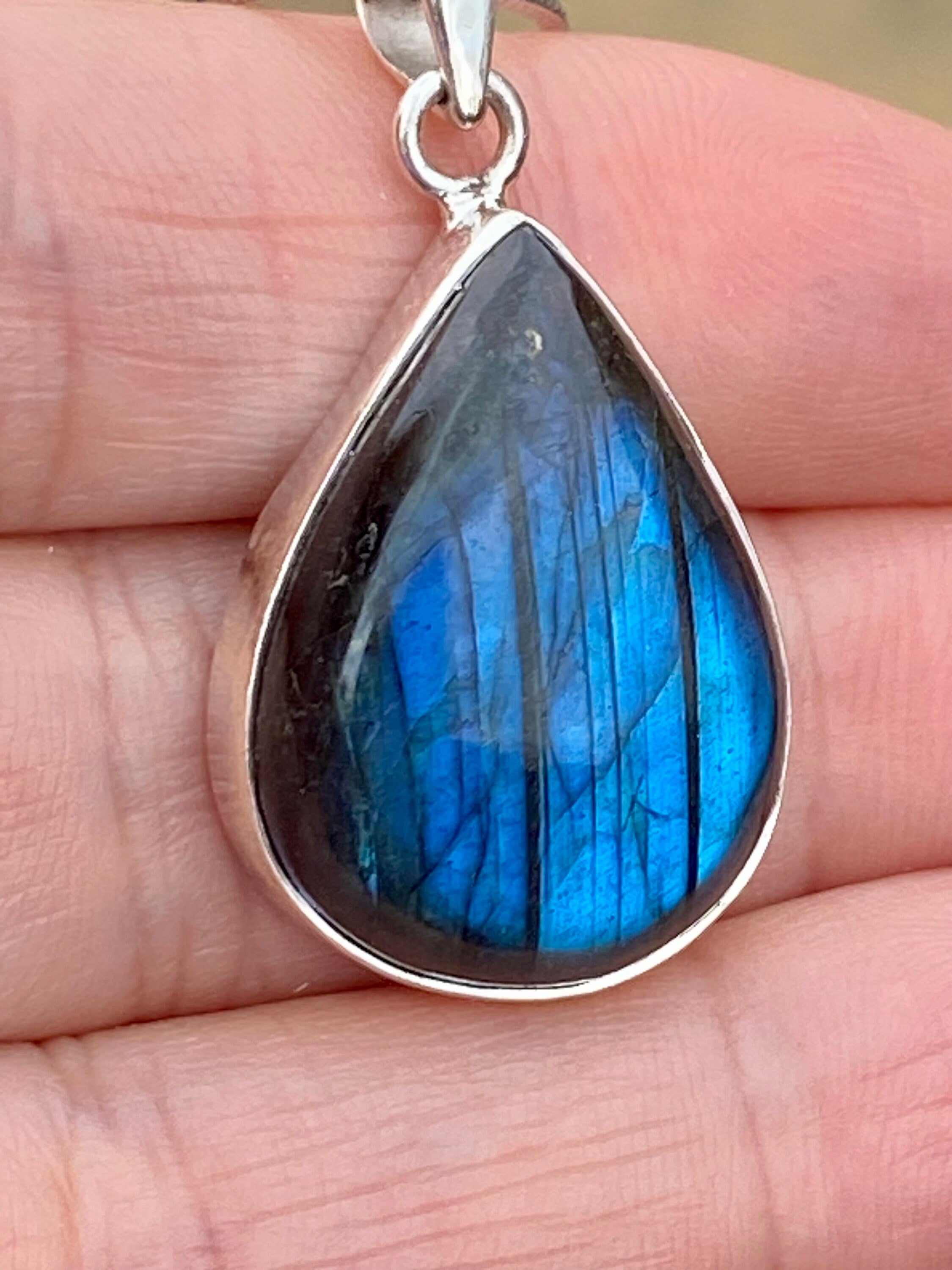 Grade A - Blue Labradorite and Silver Pendant (M03)