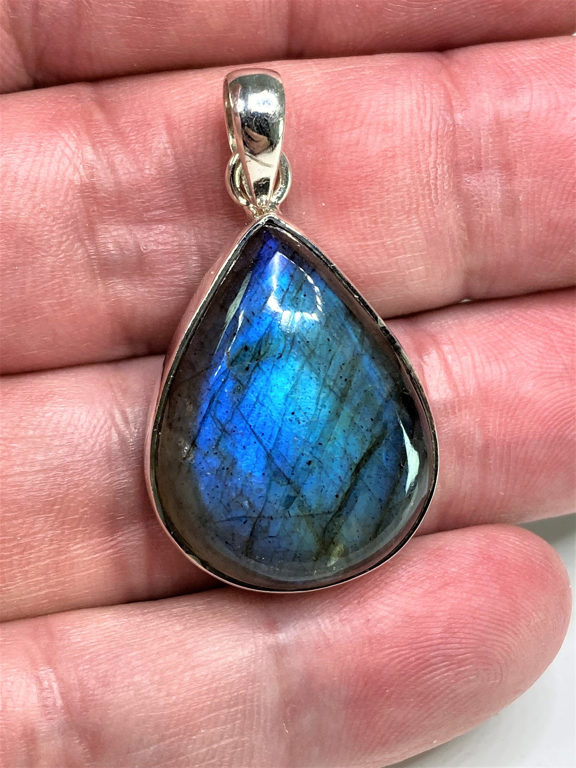 Grade A - Blue Labradorite and Silver Pendant (M03)