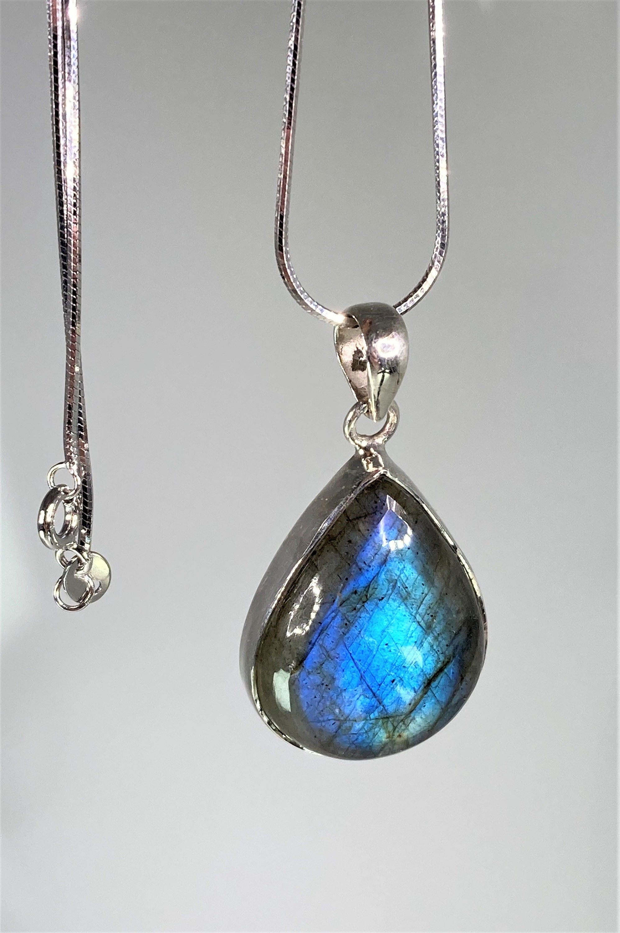 Grade A - Blue Labradorite and Silver Pendant (M03)