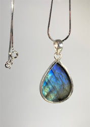 Grade A - Blue Labradorite and Silver Pendant (M03)