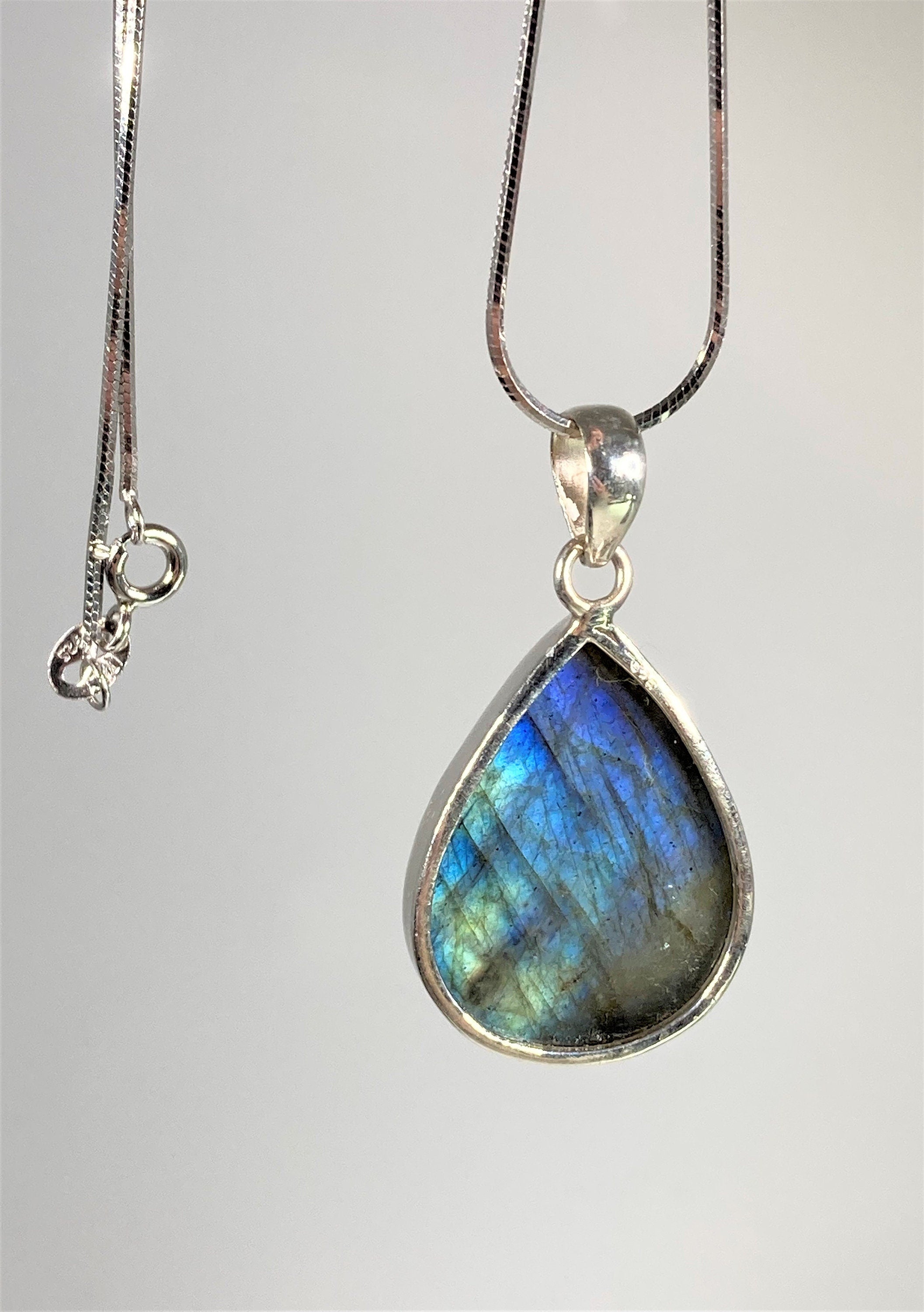 Grade A - Blue Labradorite and Silver Pendant (M03)