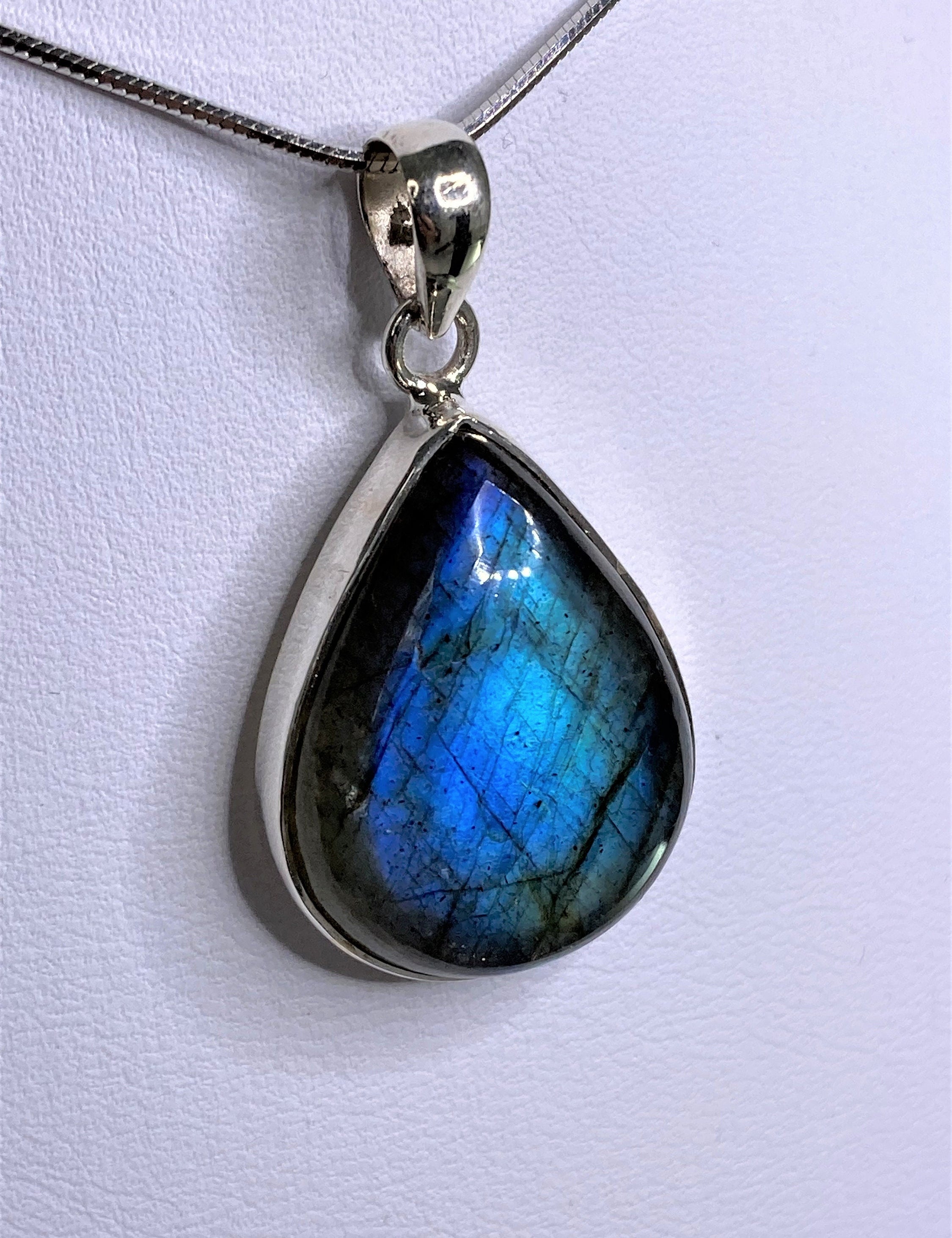 Grade A - Blue Labradorite and Silver Pendant (M03)