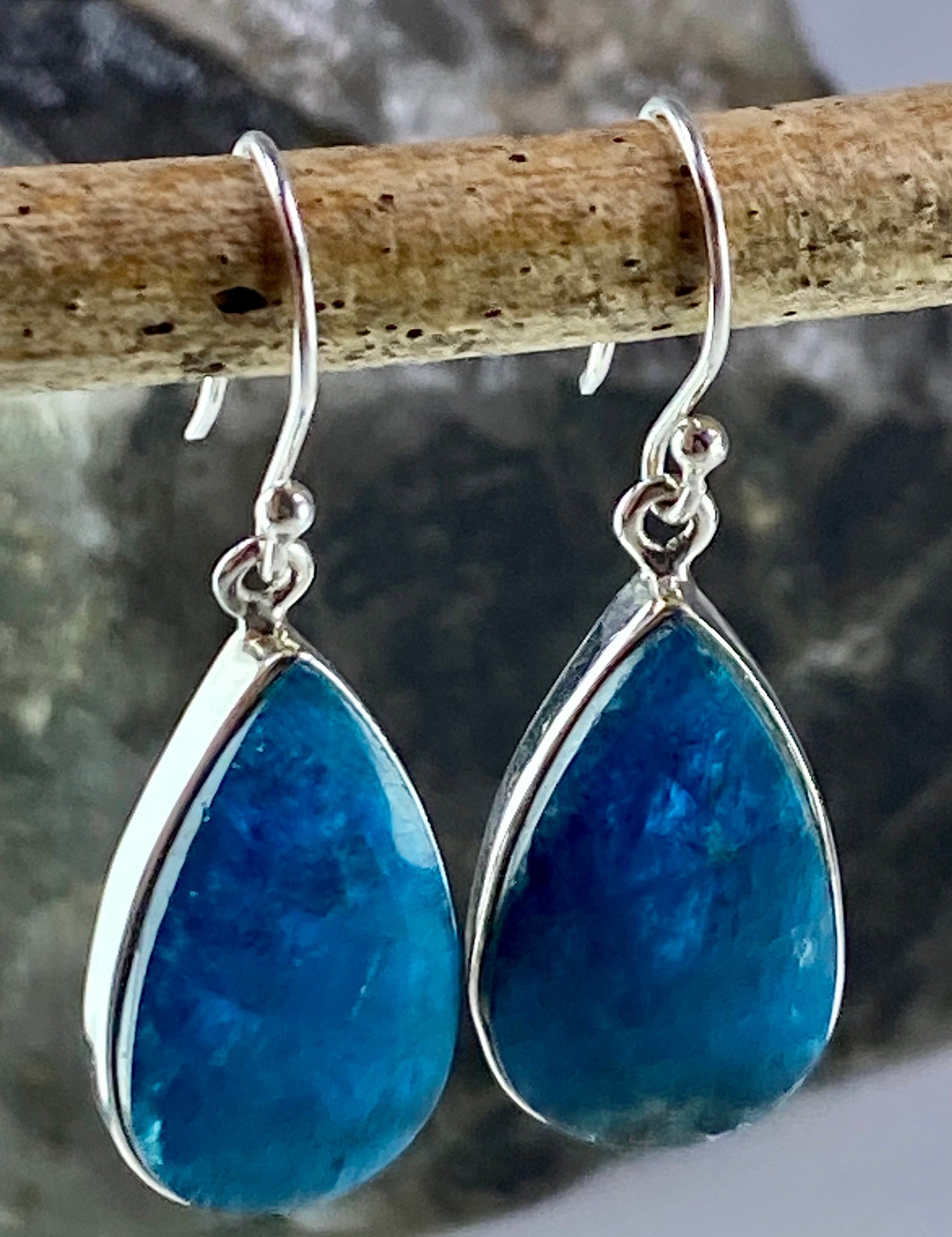 Malgache Neon Blue Apatite 925 silver dangle earrings (UV75)