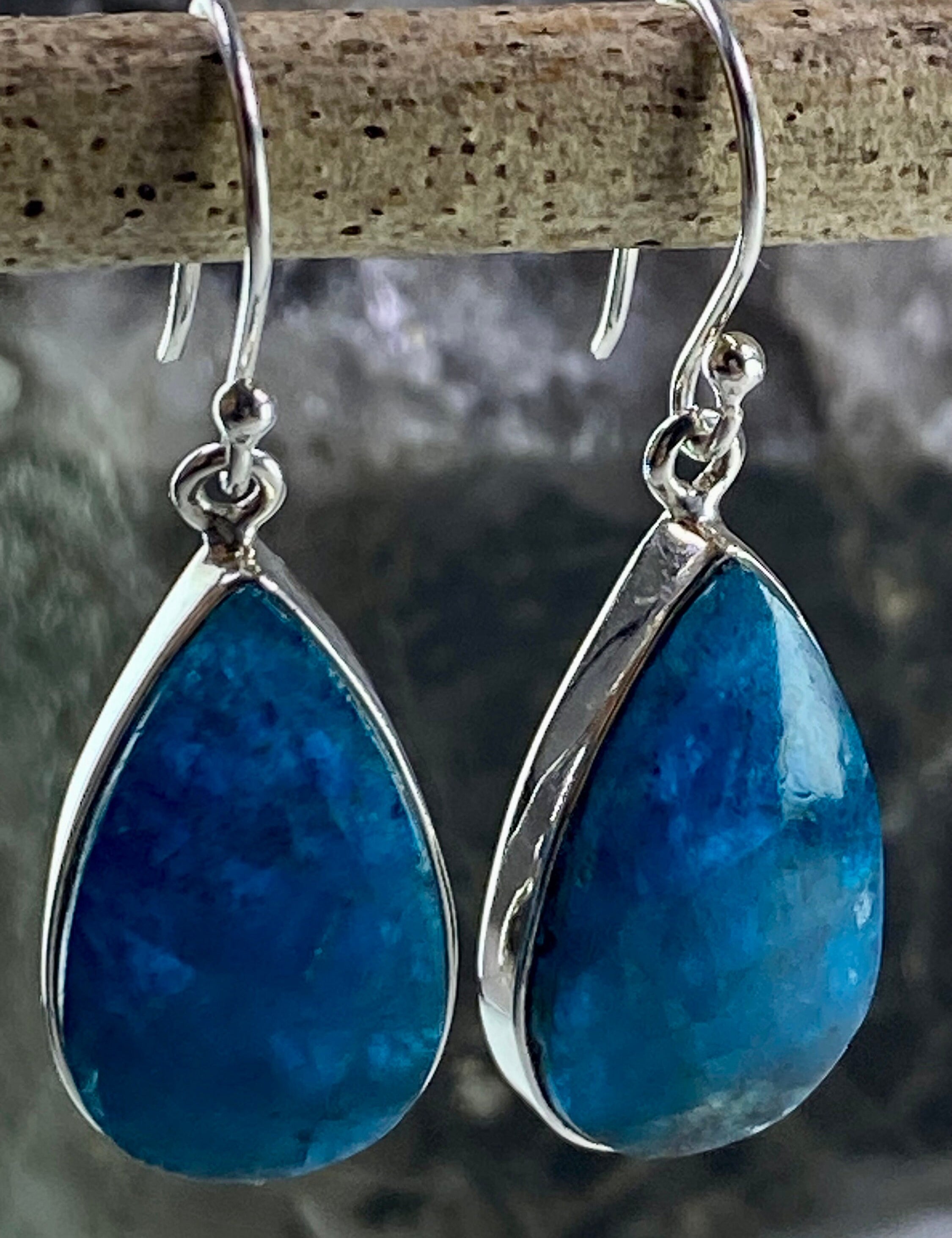 Malgache Neon Blue Apatite 925 silver dangle earrings (UV75)