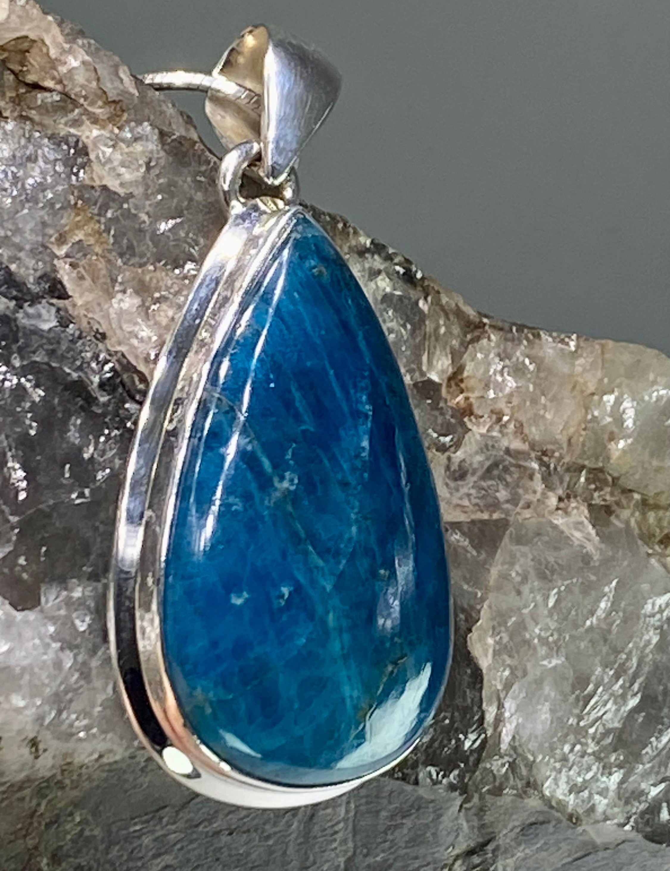 Malgache Neon Blue Apatite Pendant and Silver Pendant(UV365)