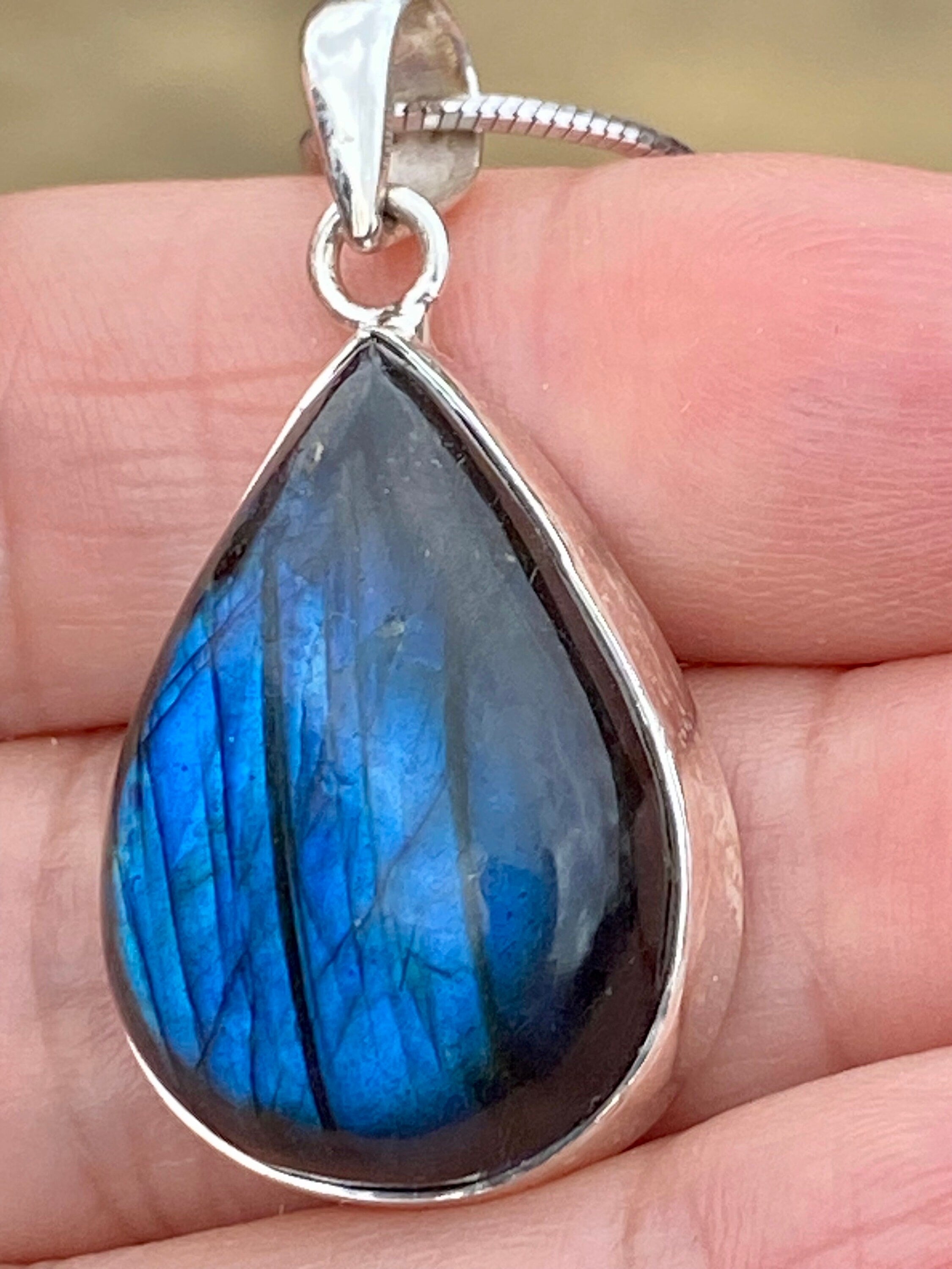 Grade A - Blue Labradorite and Silver Pendant (M03)