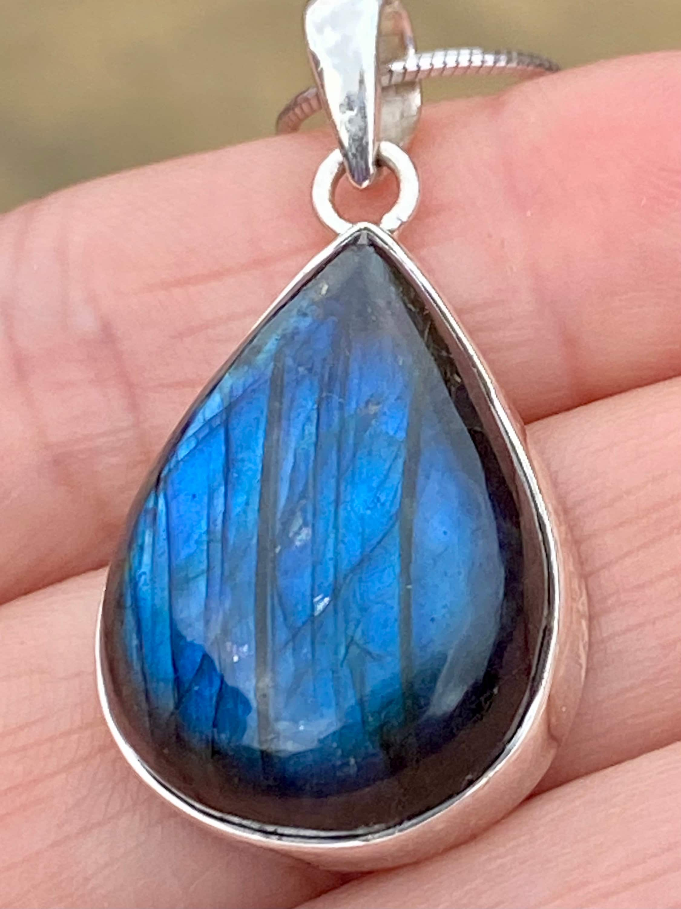 Grade A - Blue Labradorite and Silver Pendant (M03)