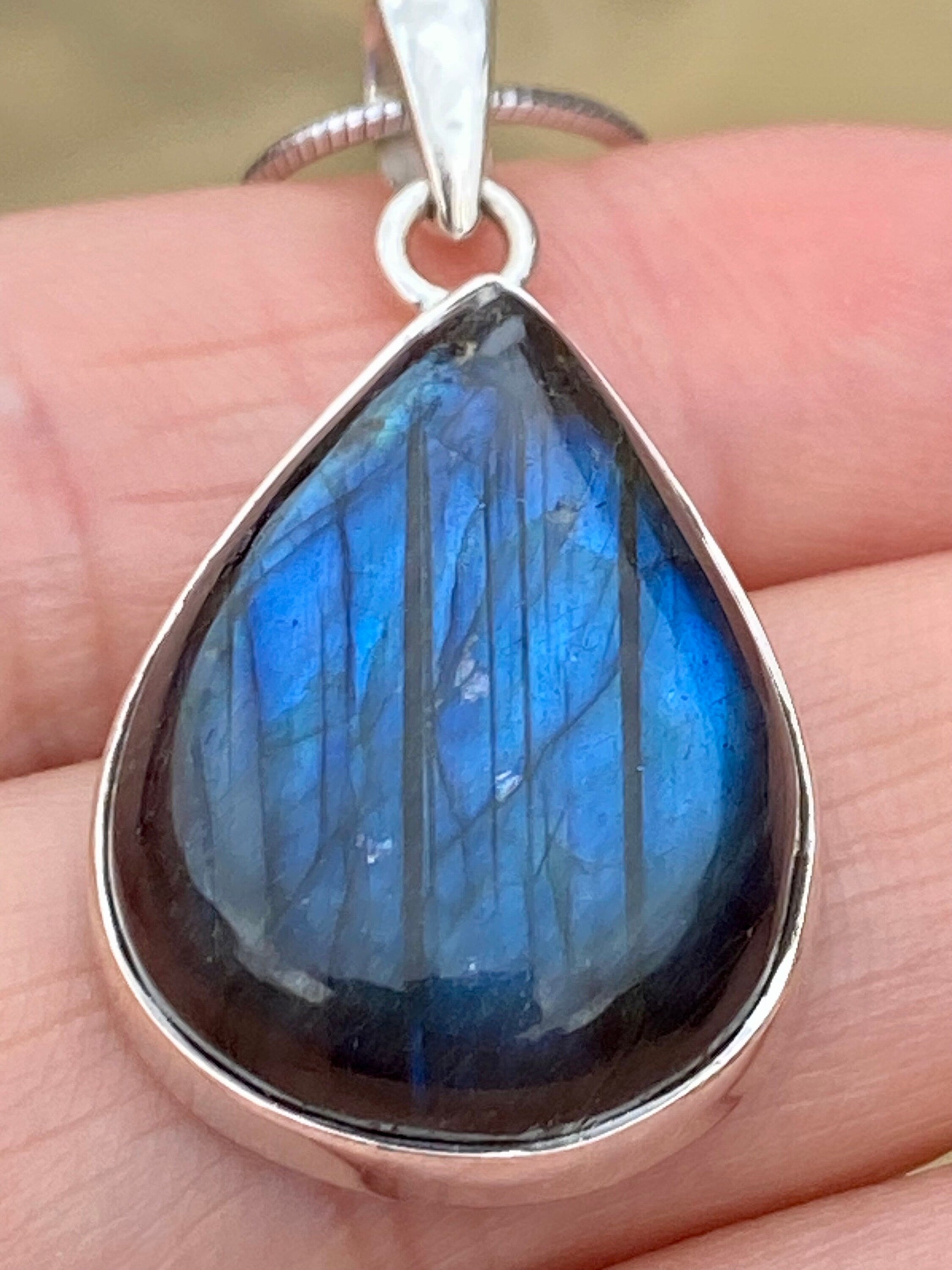 Grade A - Blue Labradorite and Silver Pendant (M03)