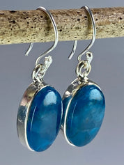 Malgache Neon Blue Apatite 925 silver dangle earrings (UV259)