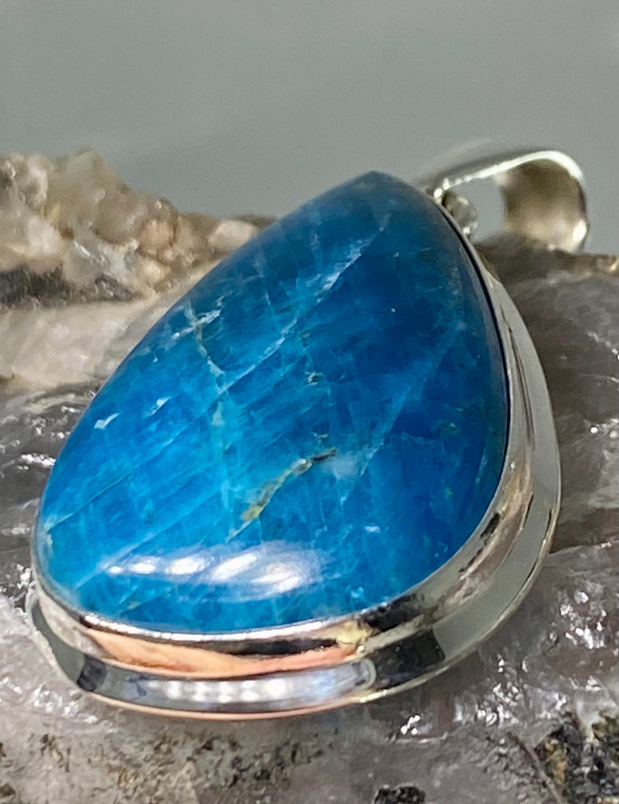 Malgache Neon Blue Apatite Pendant and Silver Pendant(UV365)