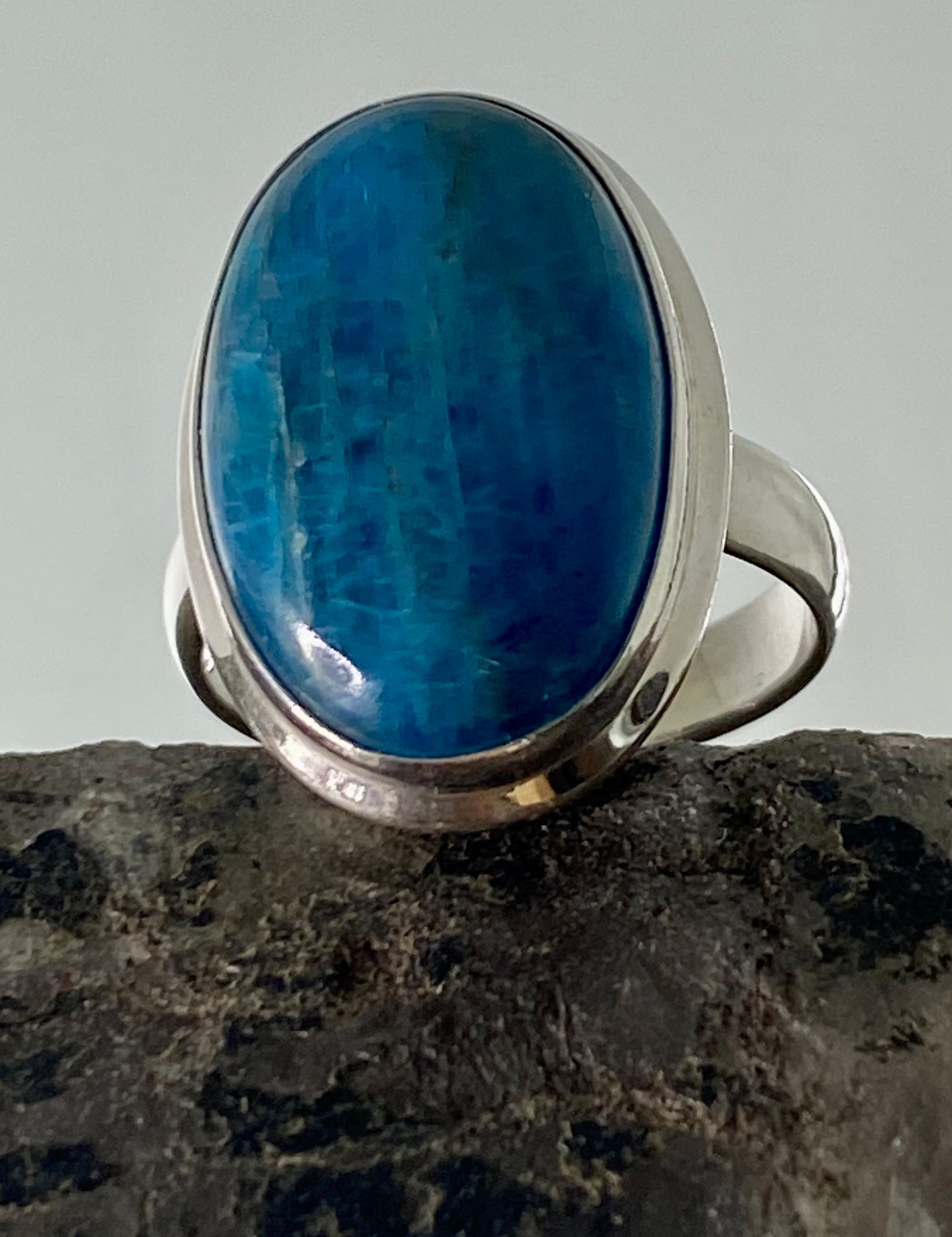 Malgache Neon Blue Apatite Ring(UV437)