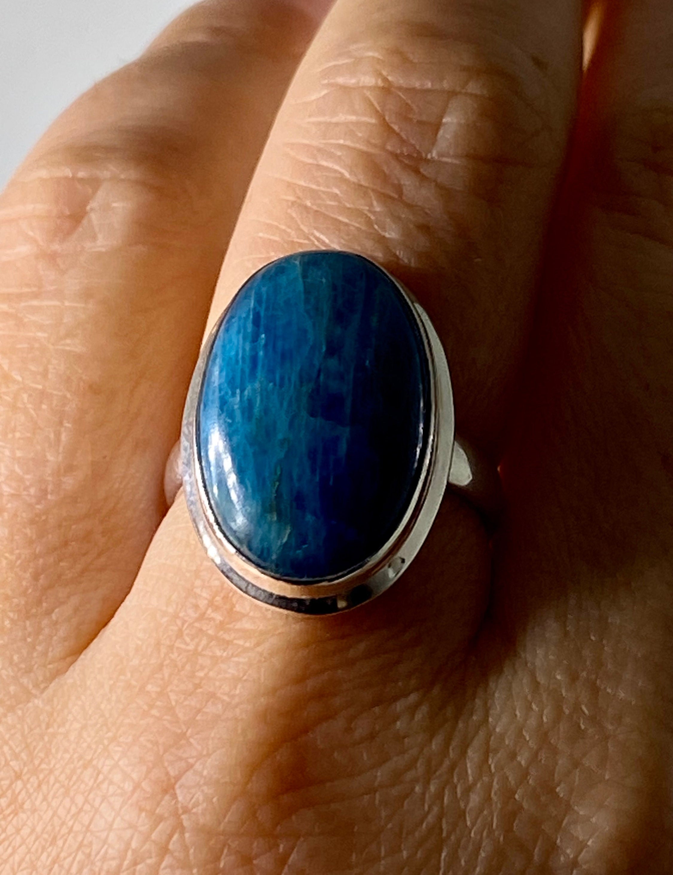 Malgache Neon Blue Apatite Ring(UV437)