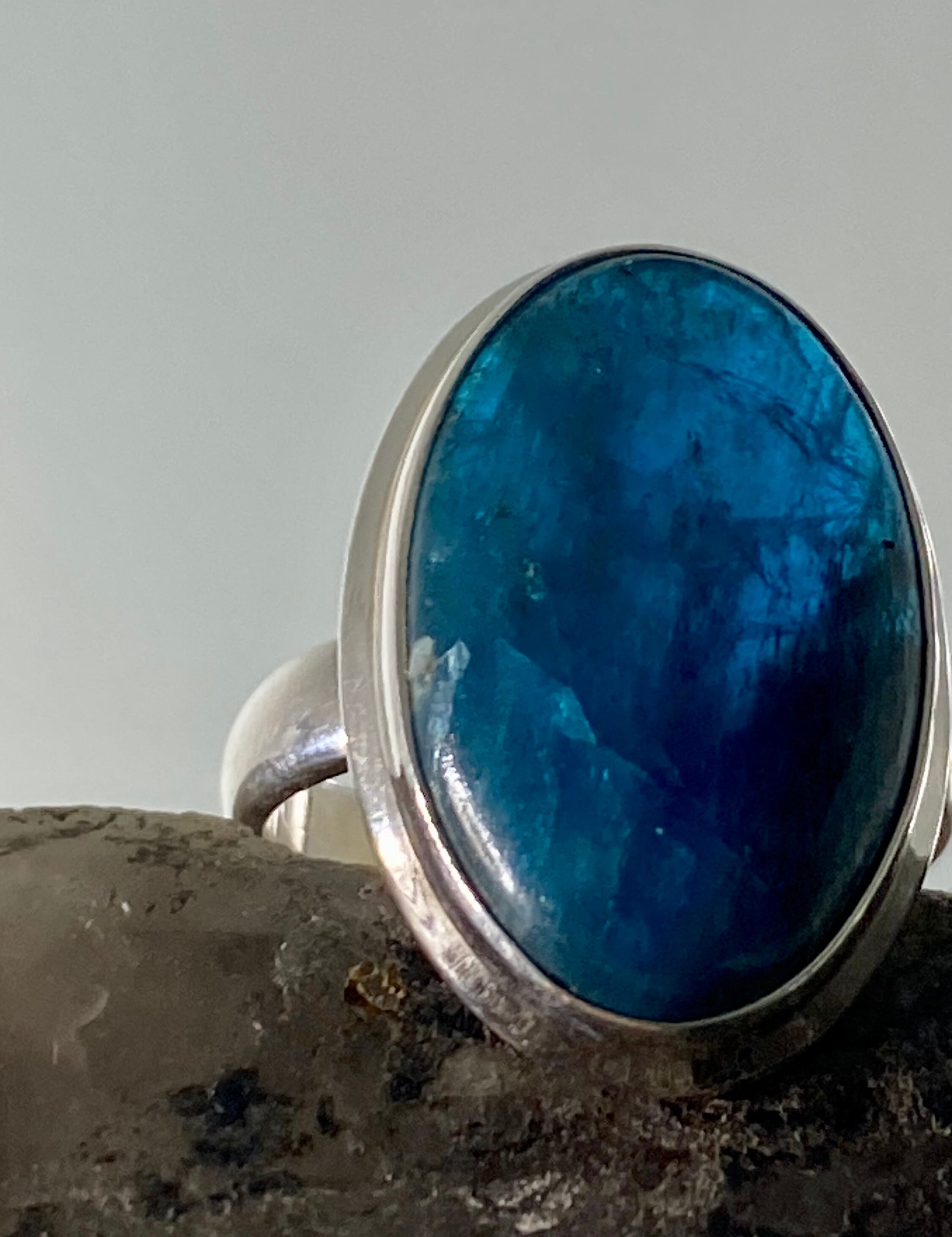 Malgache Neon Blue Apatite Ring(UV427)