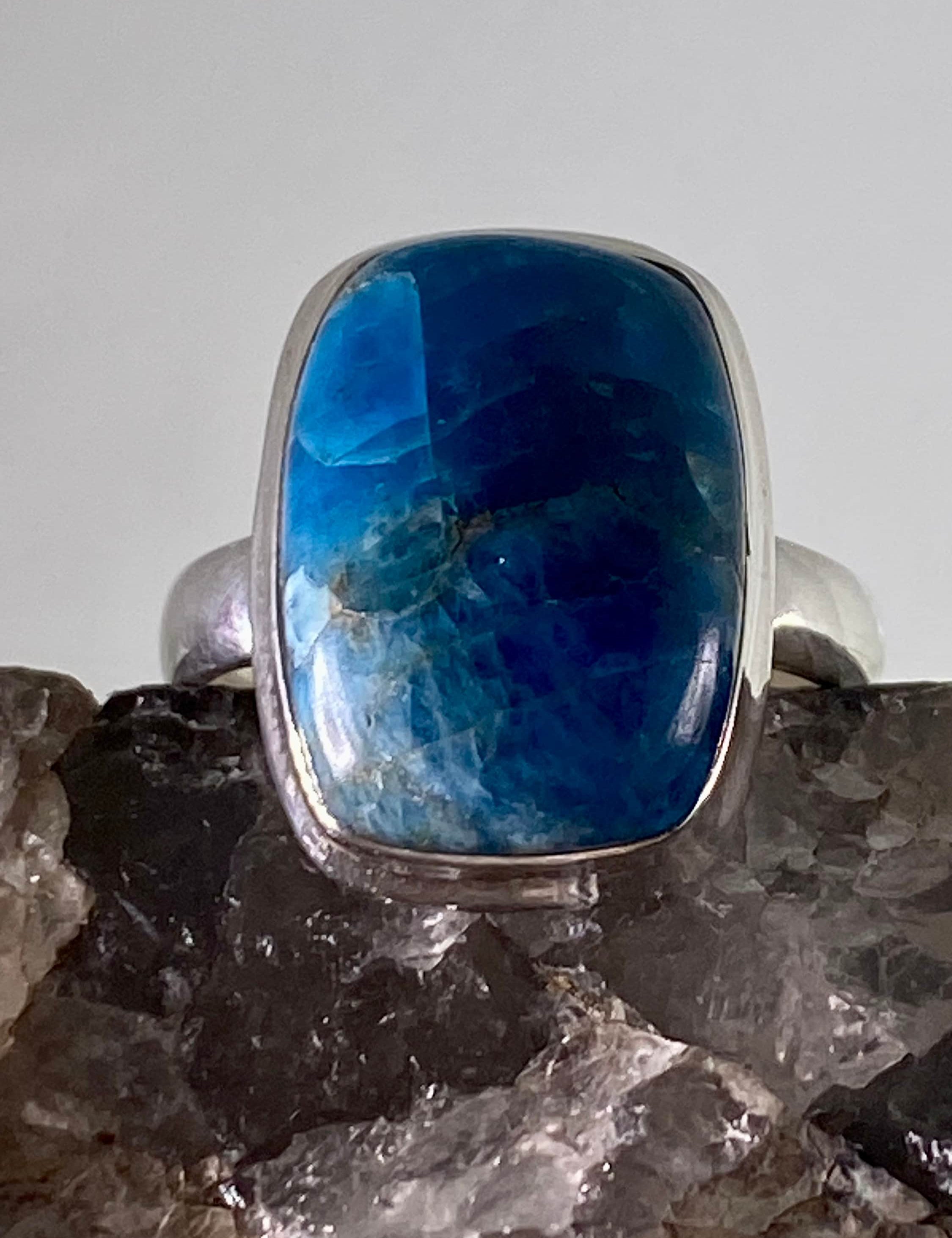 Malgache Neon Blue Apatite Ring(UV475)