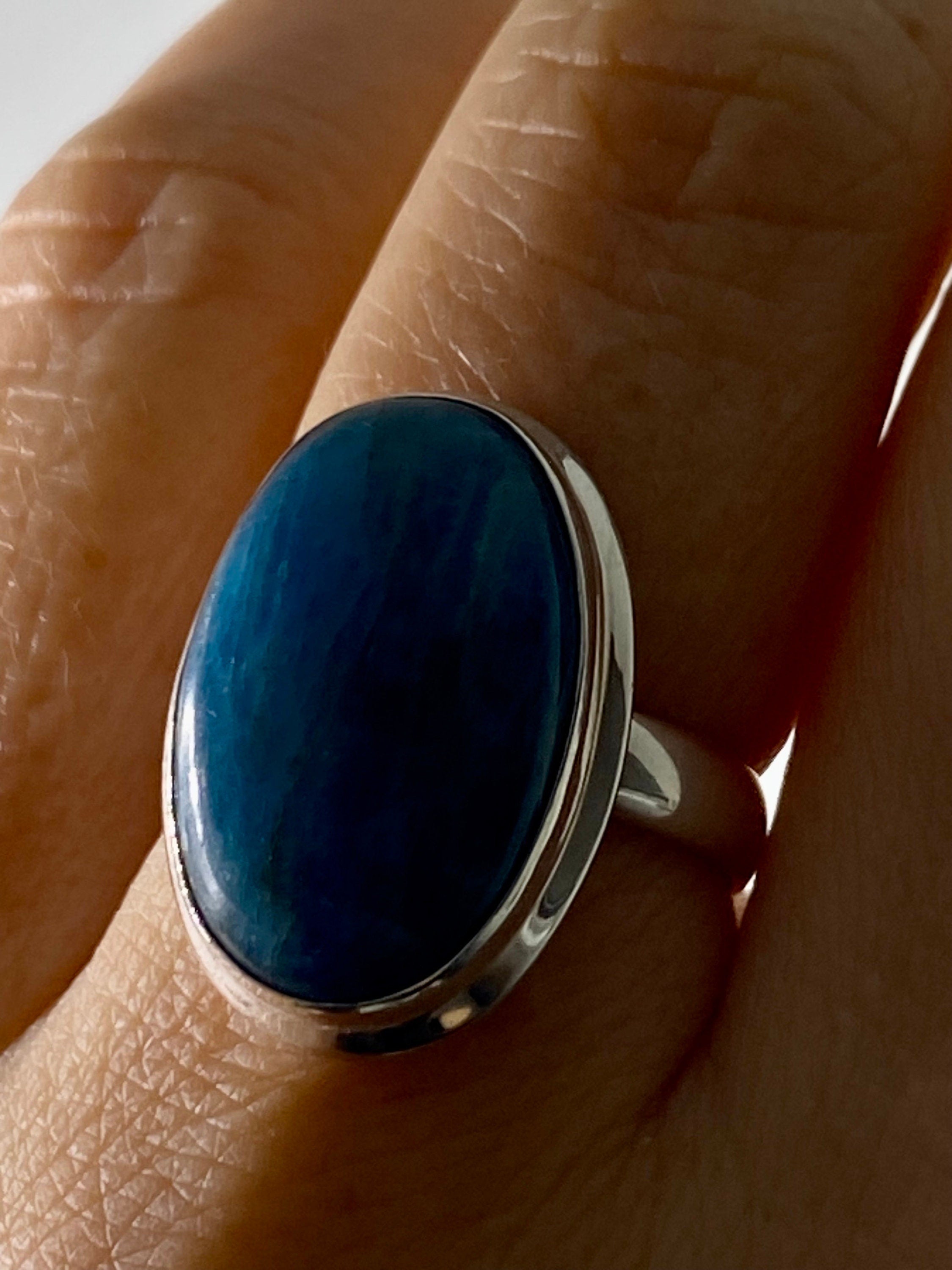 Malgache Neon Blue Apatite Ring(UV437)