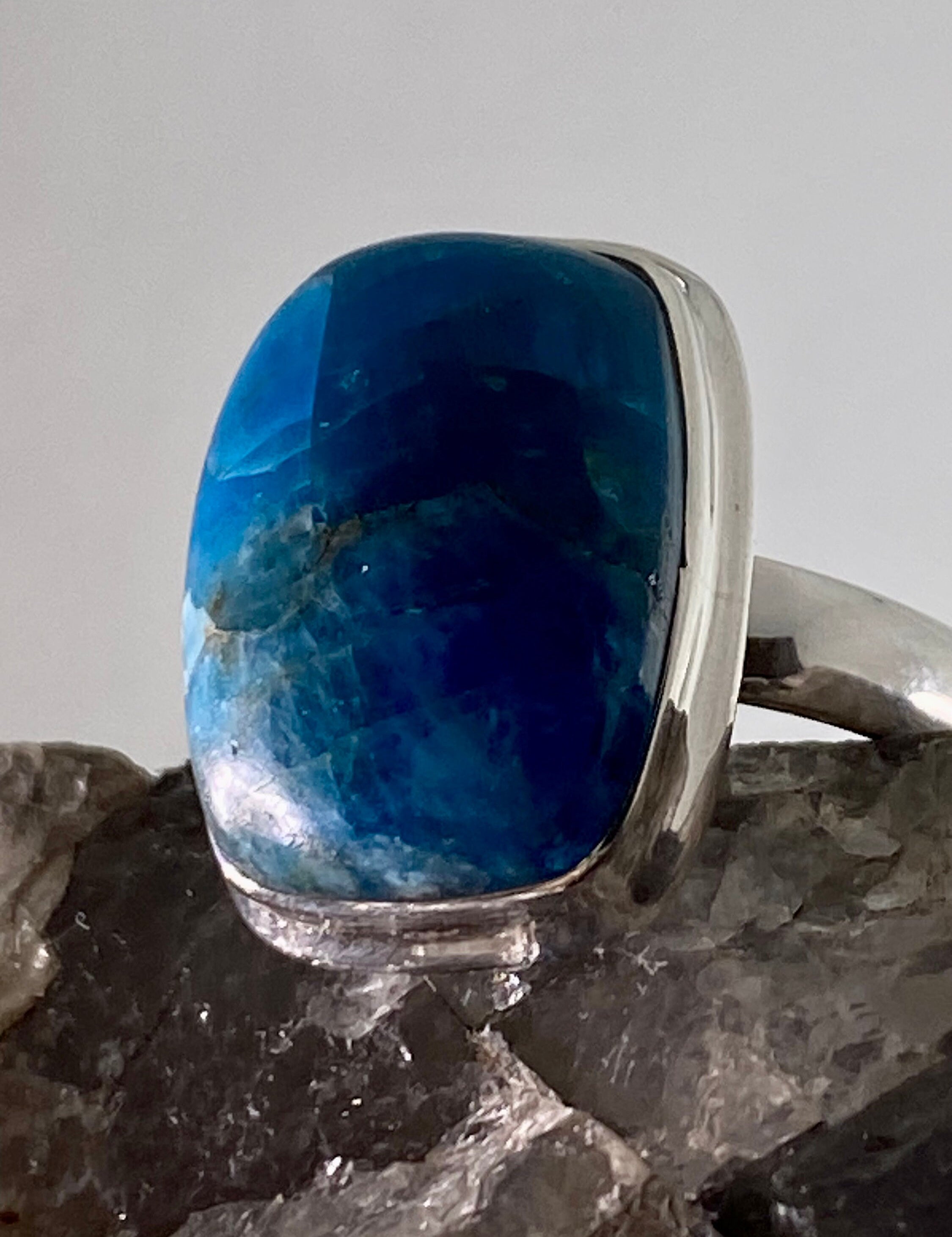 Malgache Neon Blue Apatite Ring(UV475)