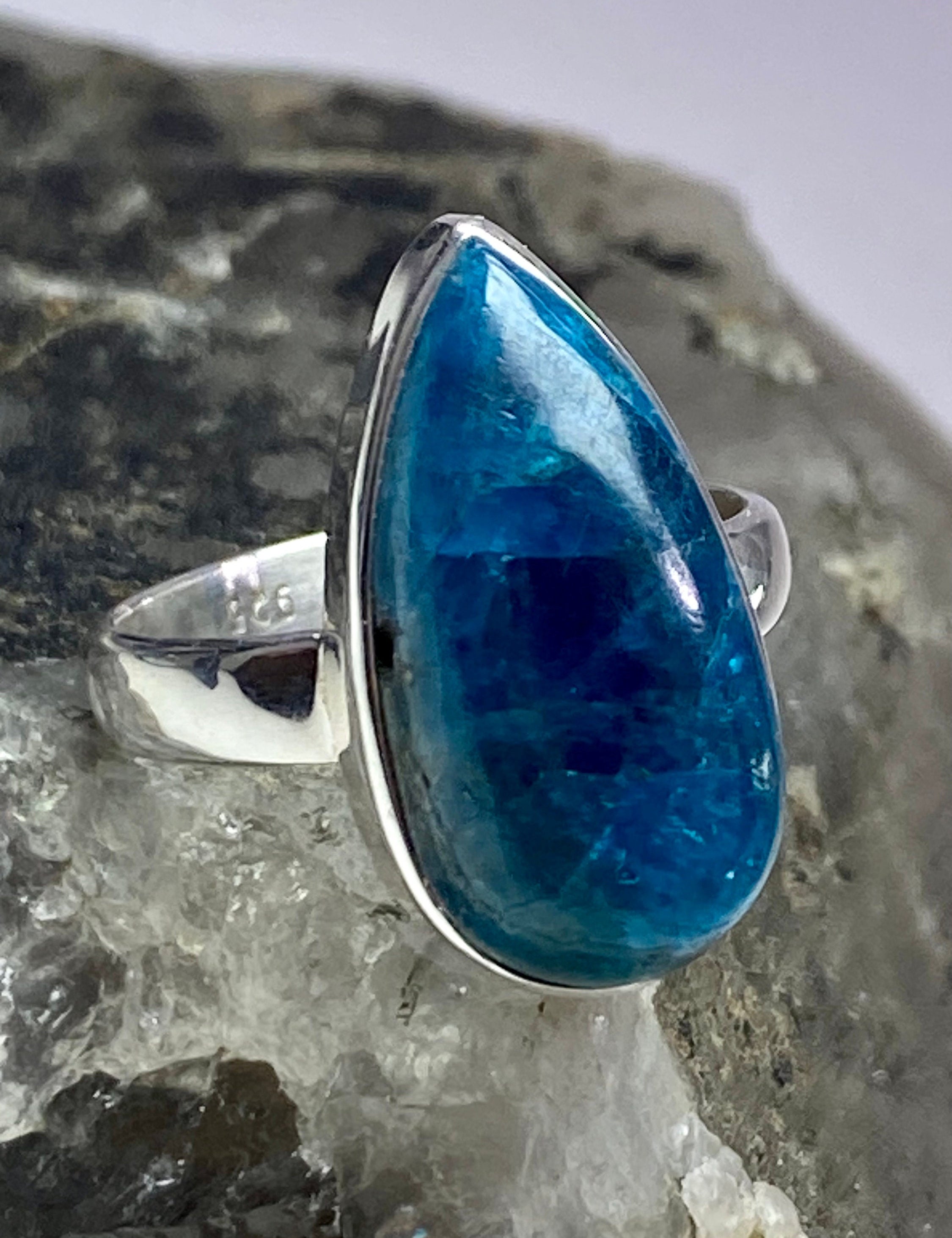 Malgache Neon Blue Apatite Ring(UV490)