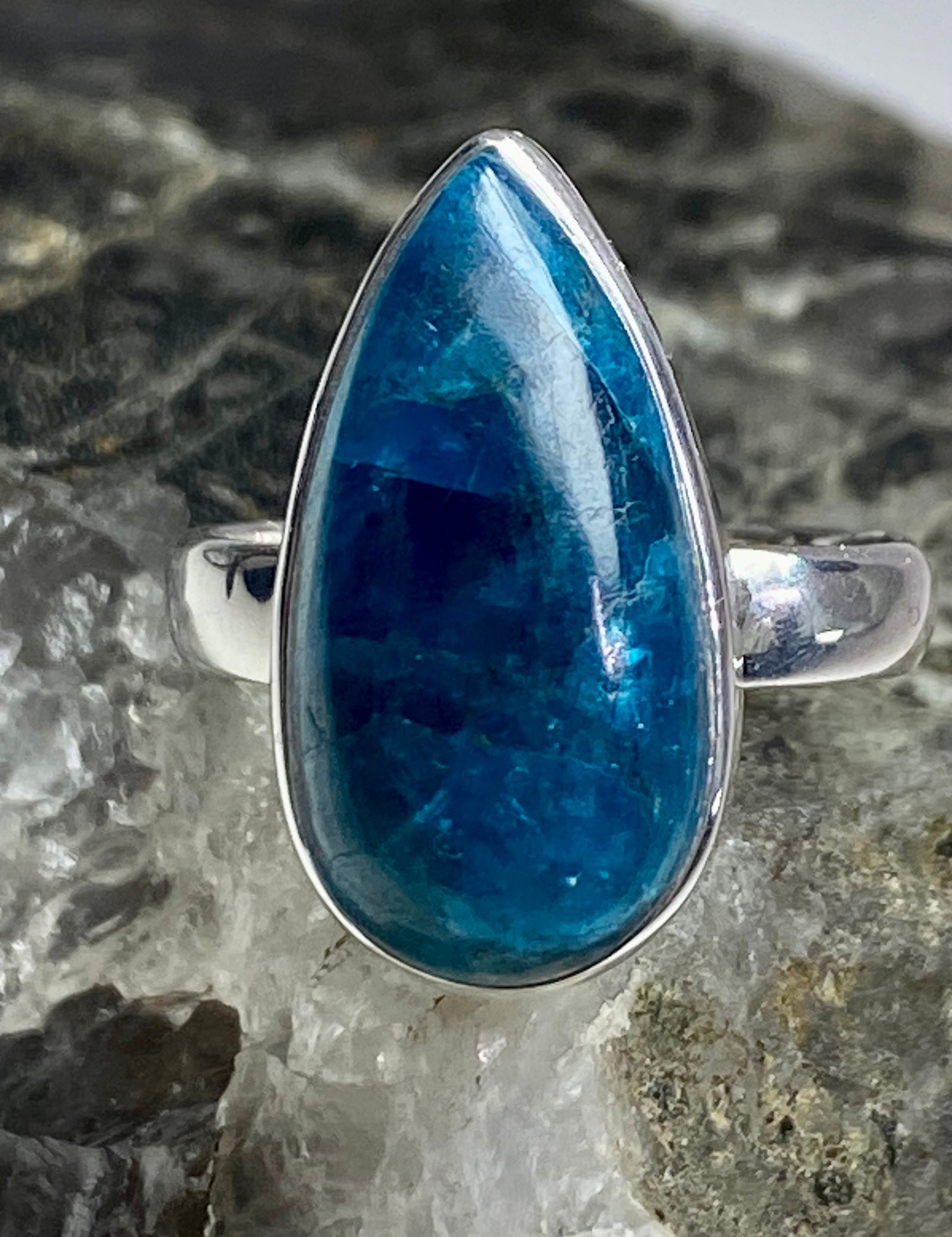 Malgache Neon Blue Apatite Ring(UV490)