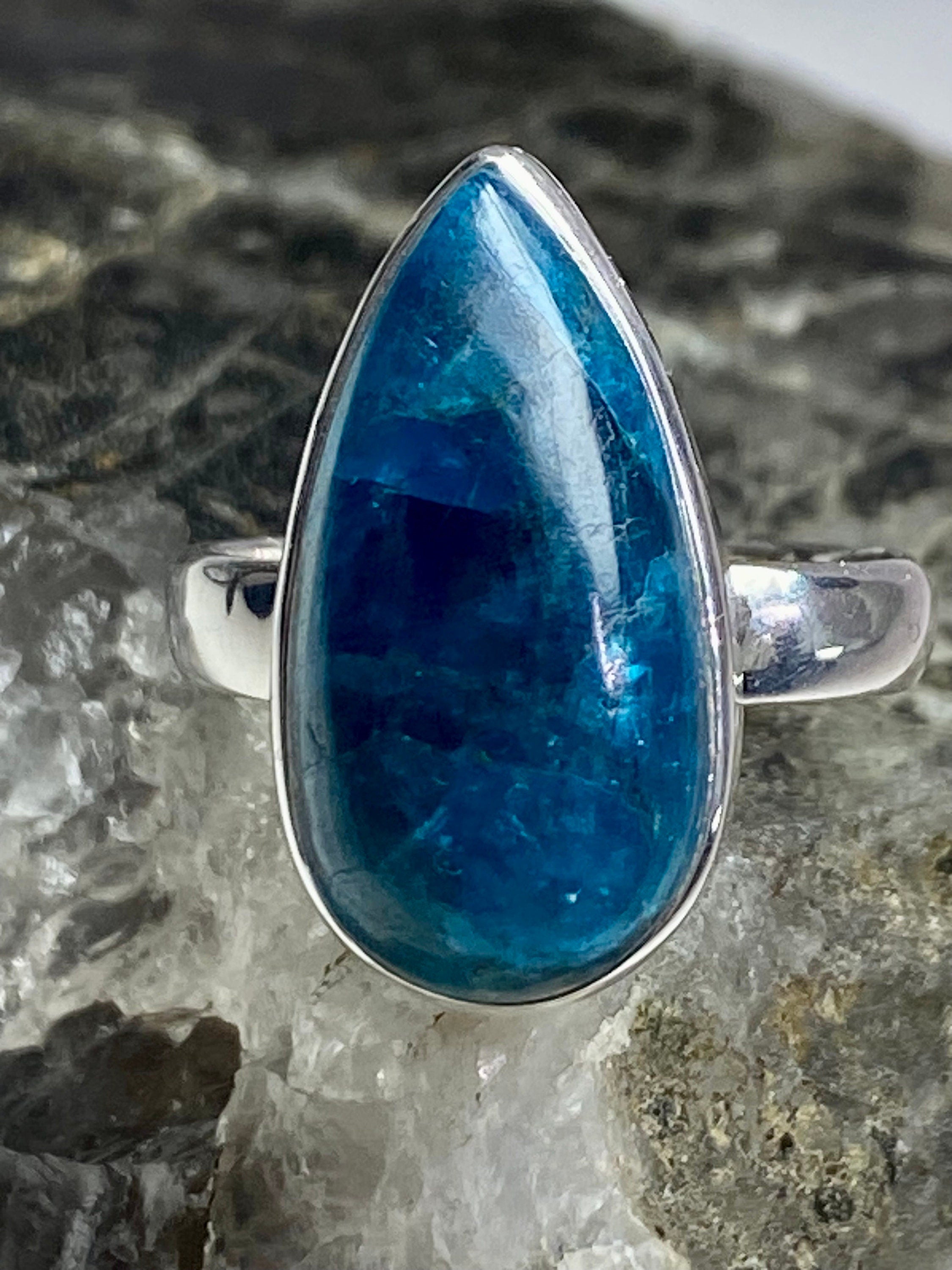 Malgache Neon Blue Apatite Ring(UV490)