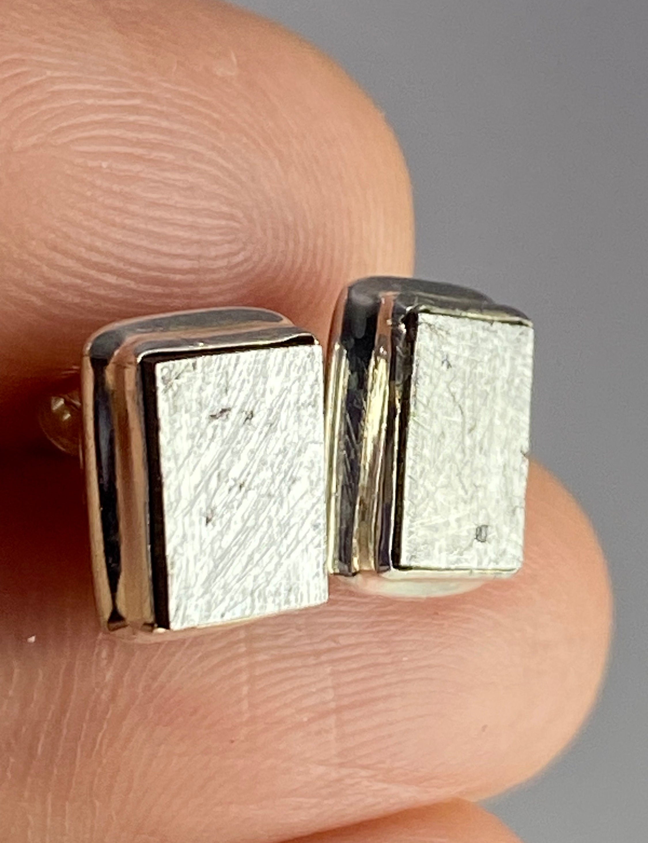 MUONIONALUSTA meteorite sweden sterling sliver studs (UV115)