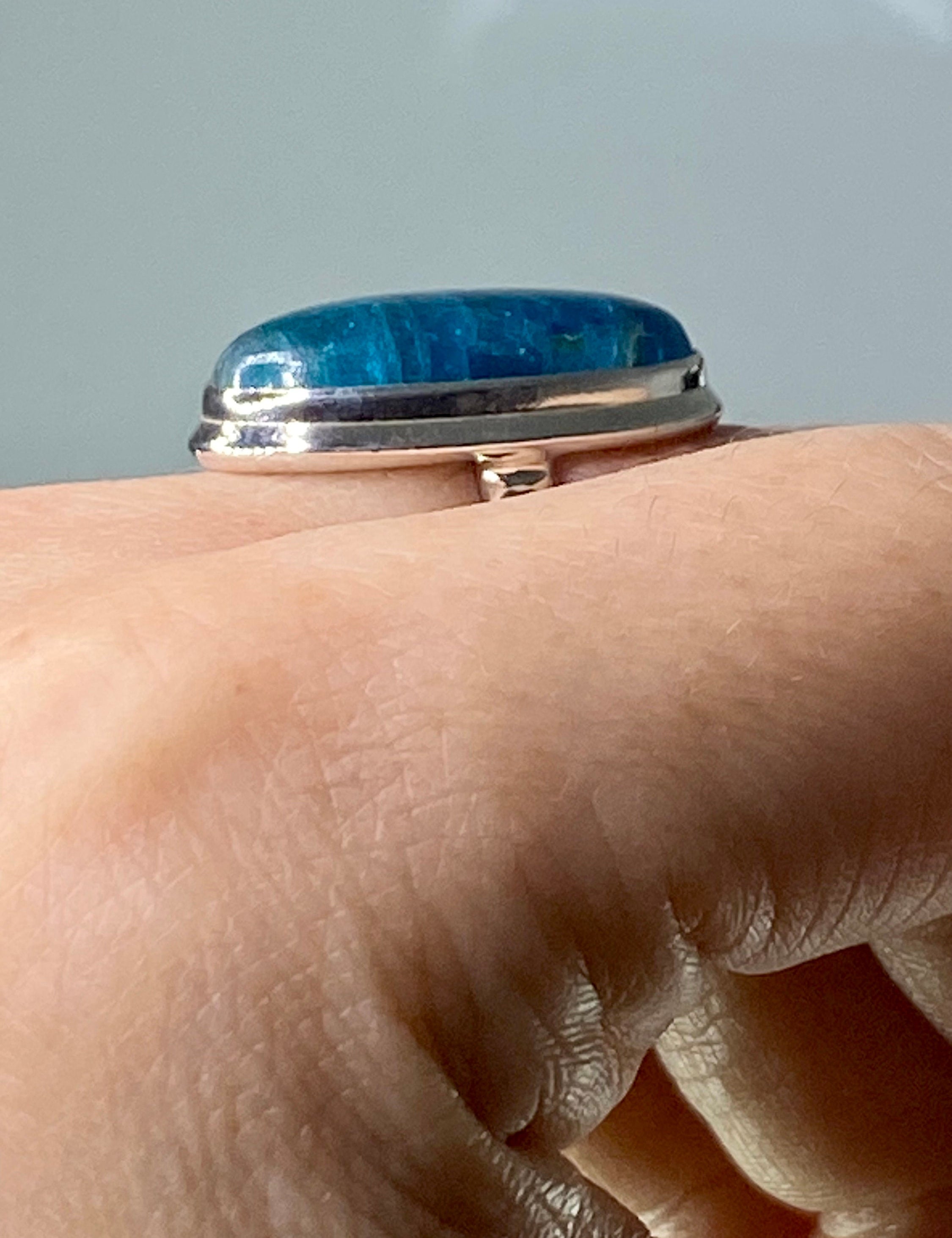 Malgache Neon Blue Apatite Ring(UV443)