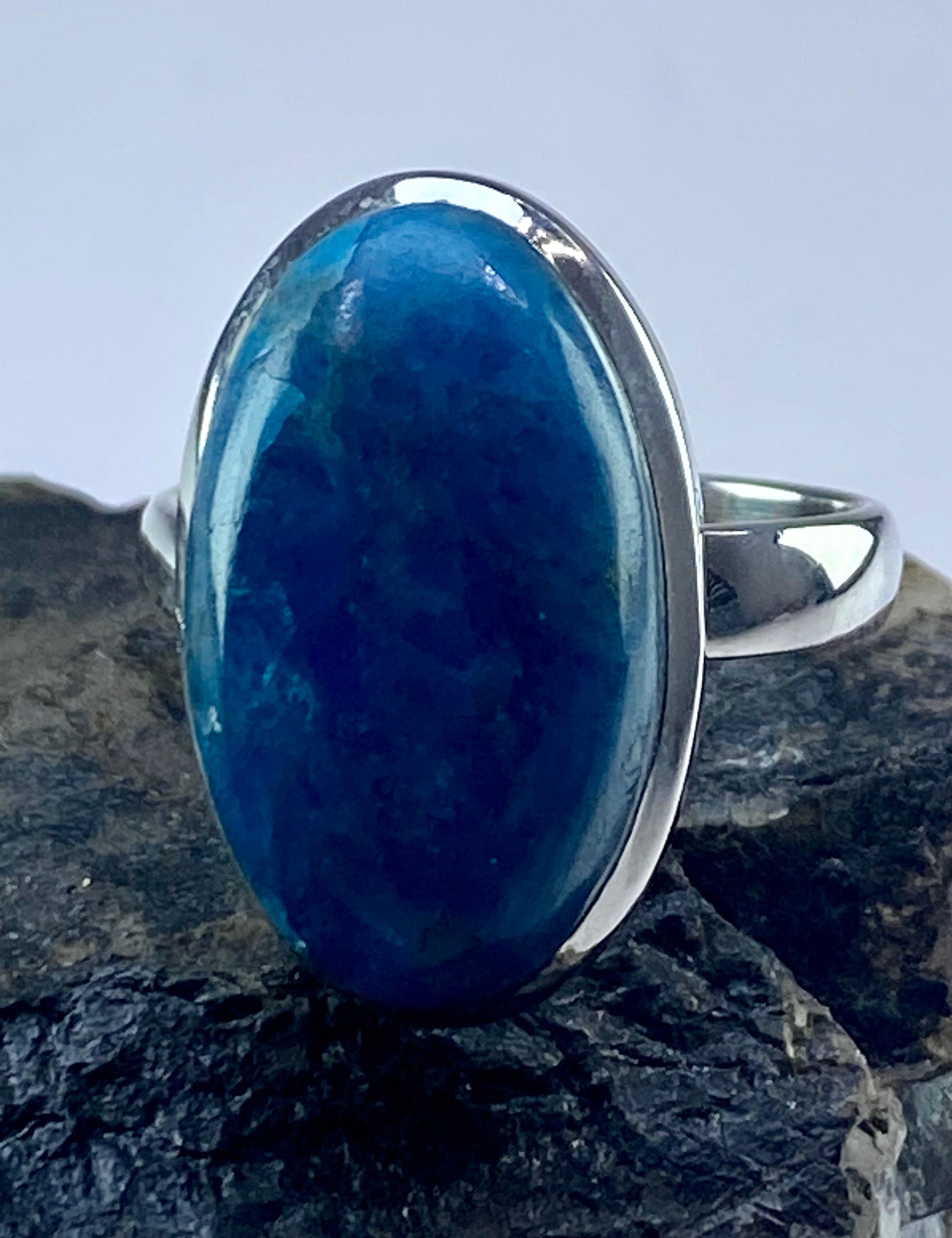 Malgache Neon Blue Apatite Ring(UV429))