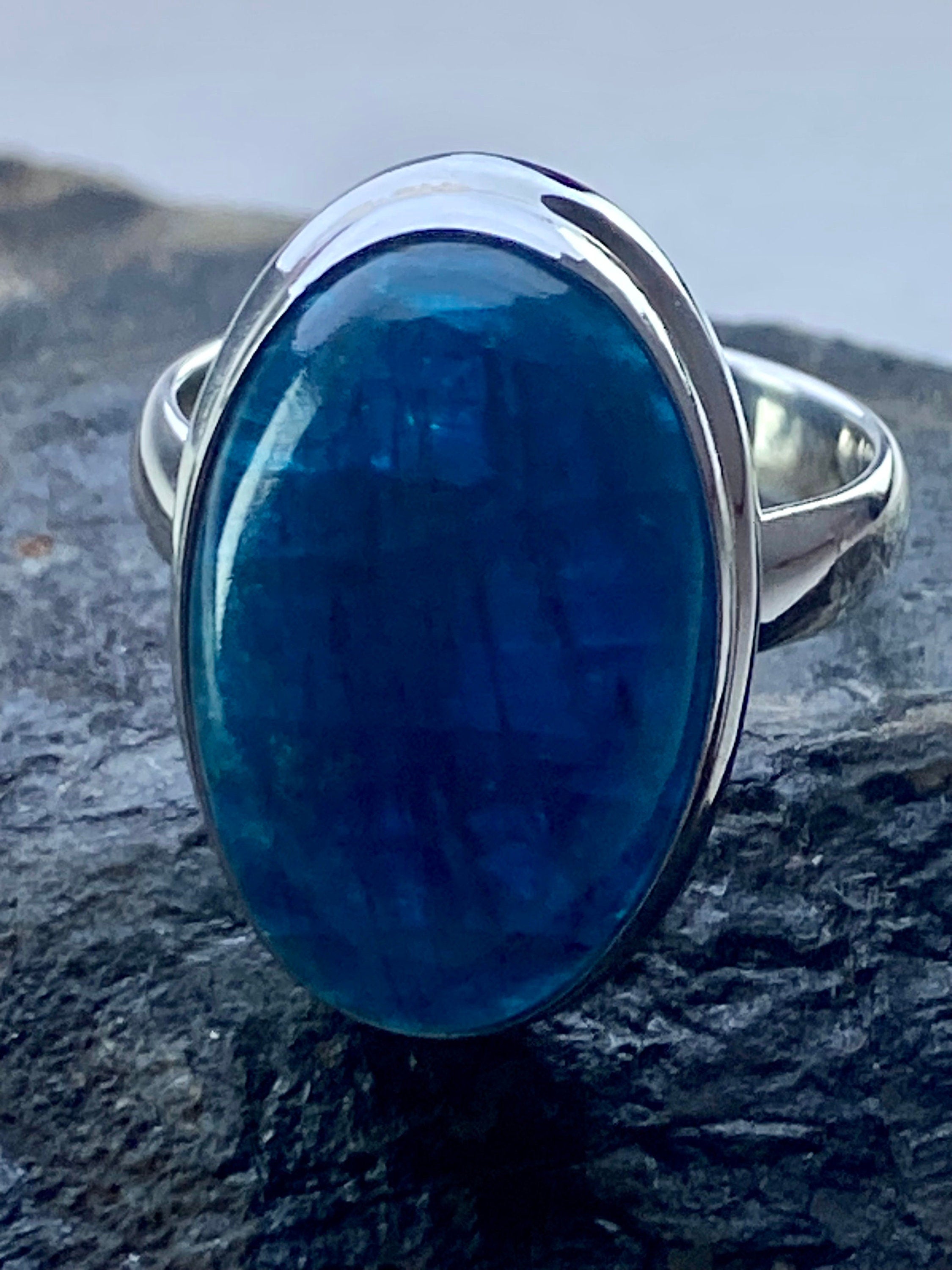 Malgache Neon Blue Apatite Ring(UV487)