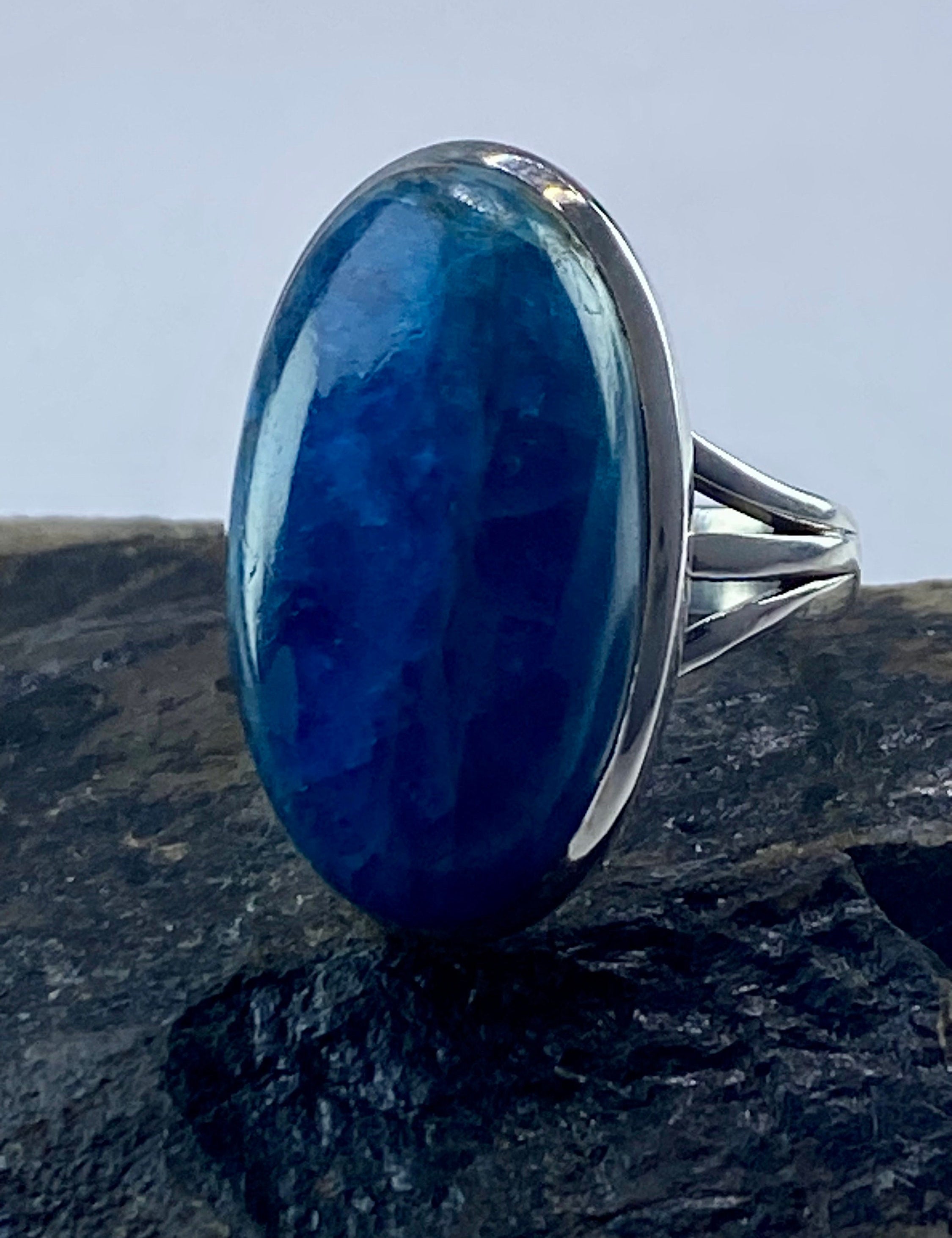 Malgache Neon Blue Apatite Ring(UV502)