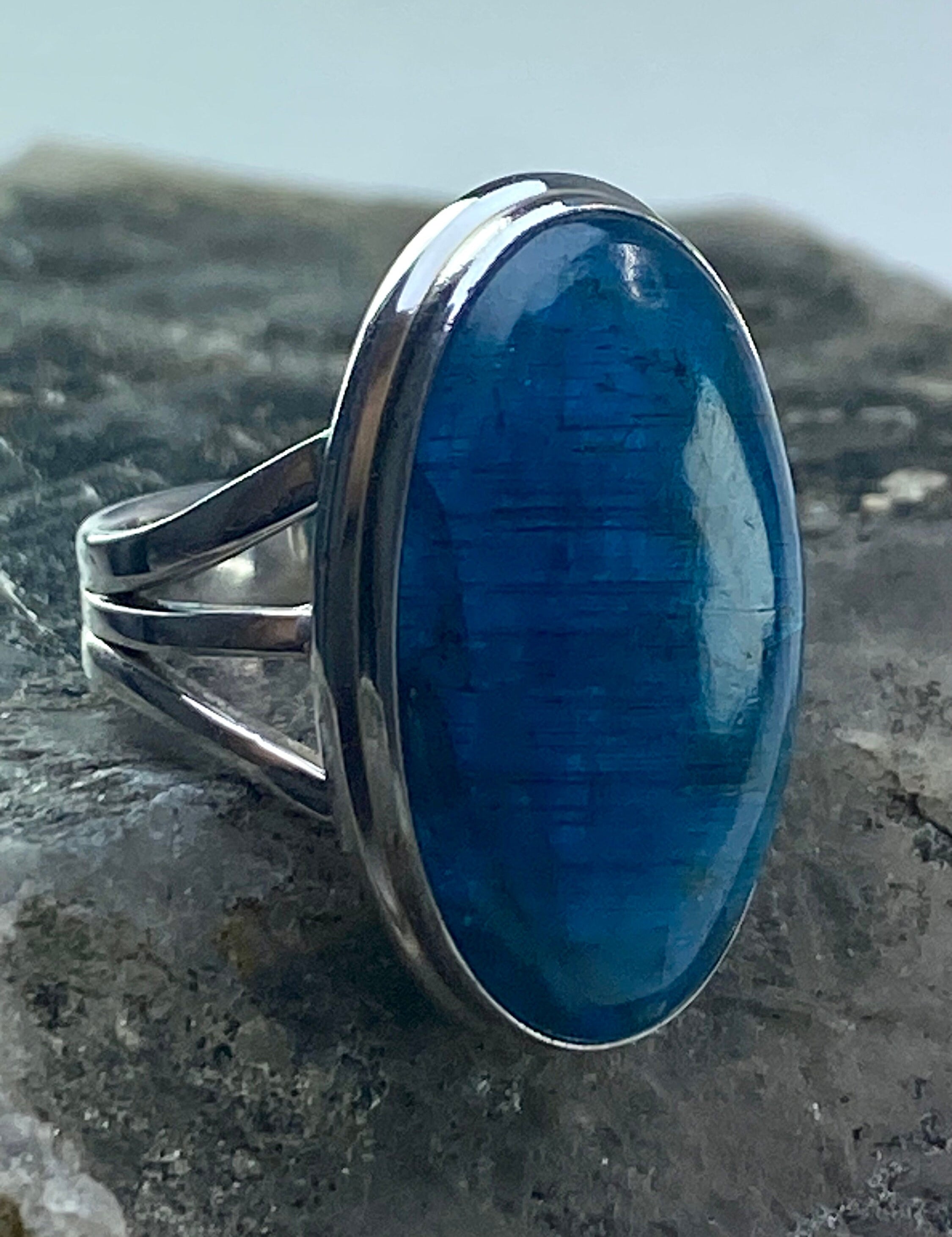 Malgache Neon Blue Apatite Ring(UV446)