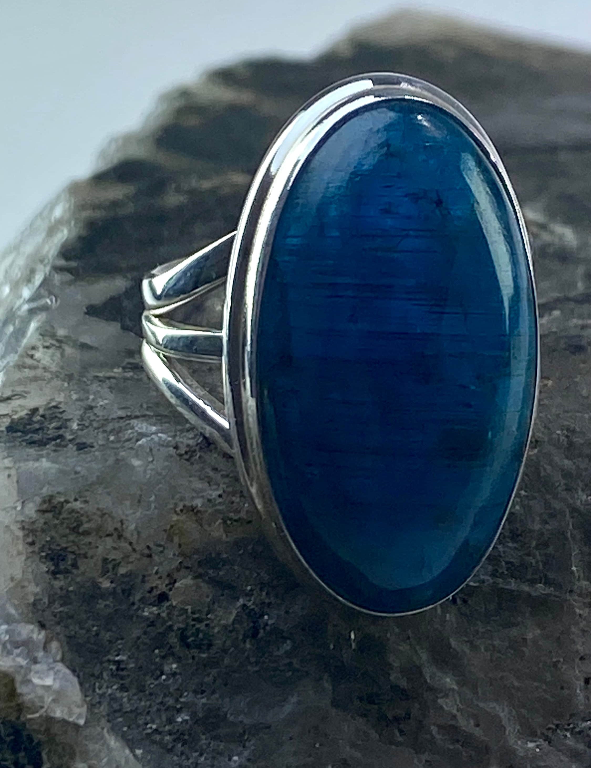 Malgache Neon Blue Apatite Ring(UV446)