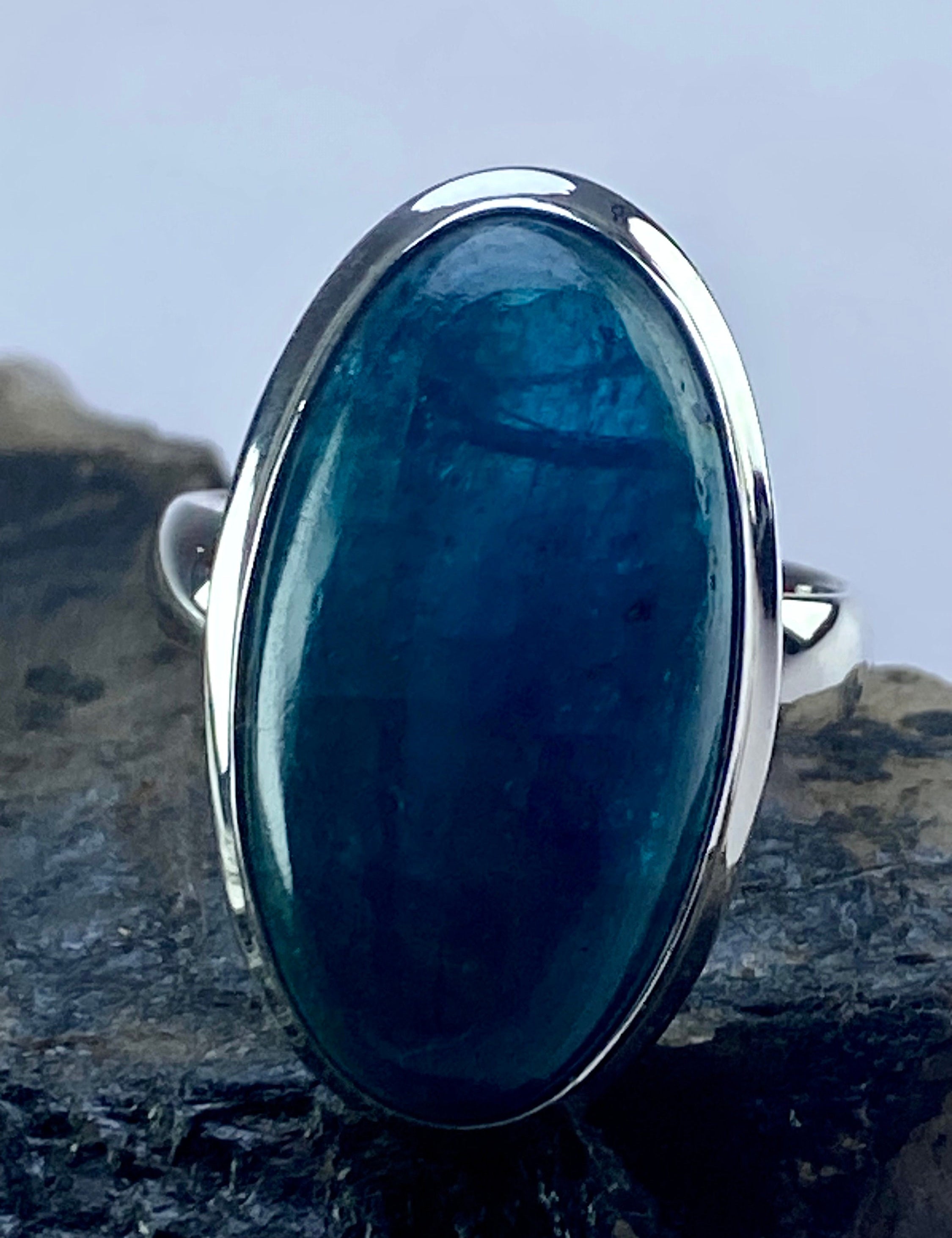 Malgache Neon Blue Apatite Ring(UV443)