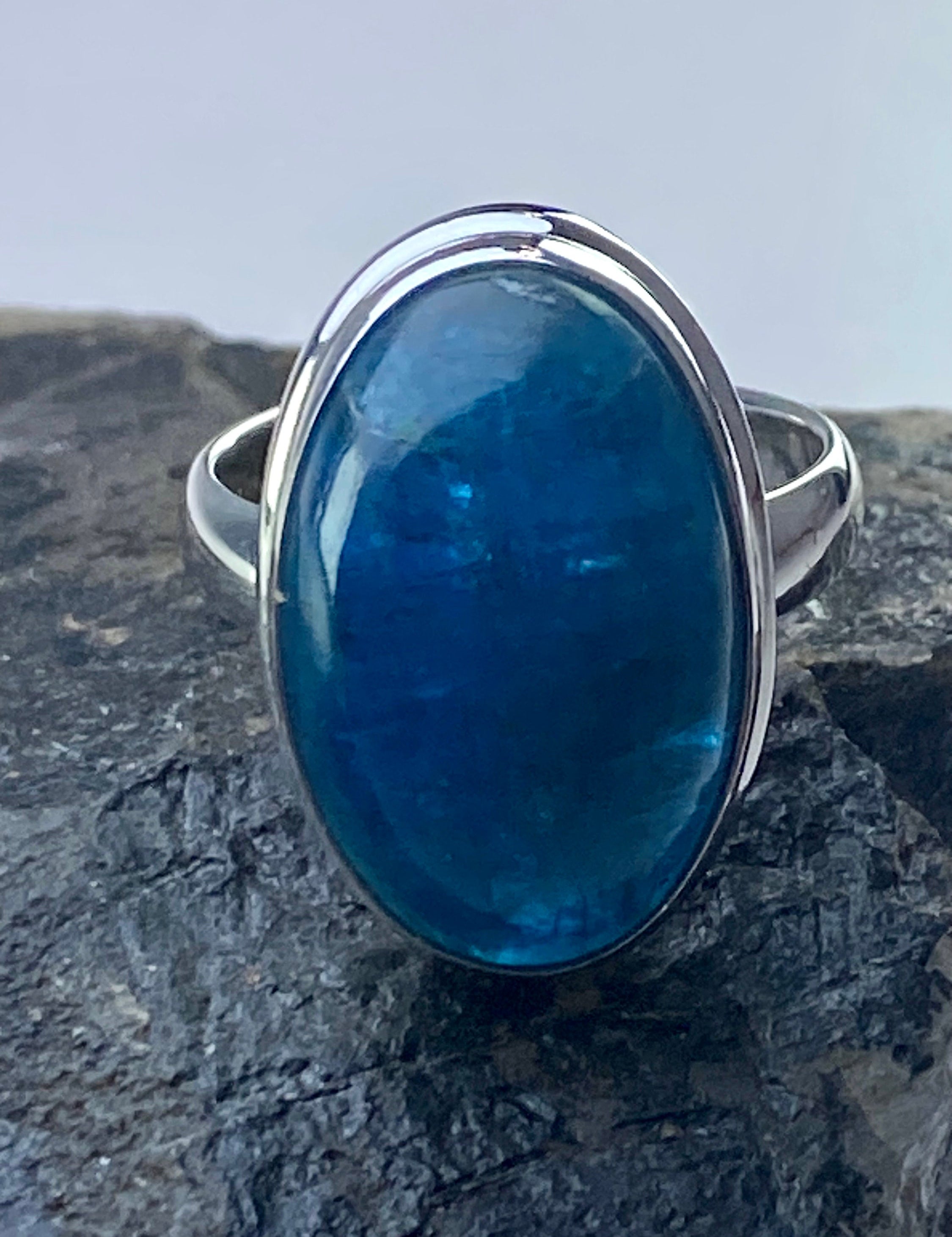 Malgache Neon Blue Apatite Ring(UV487)