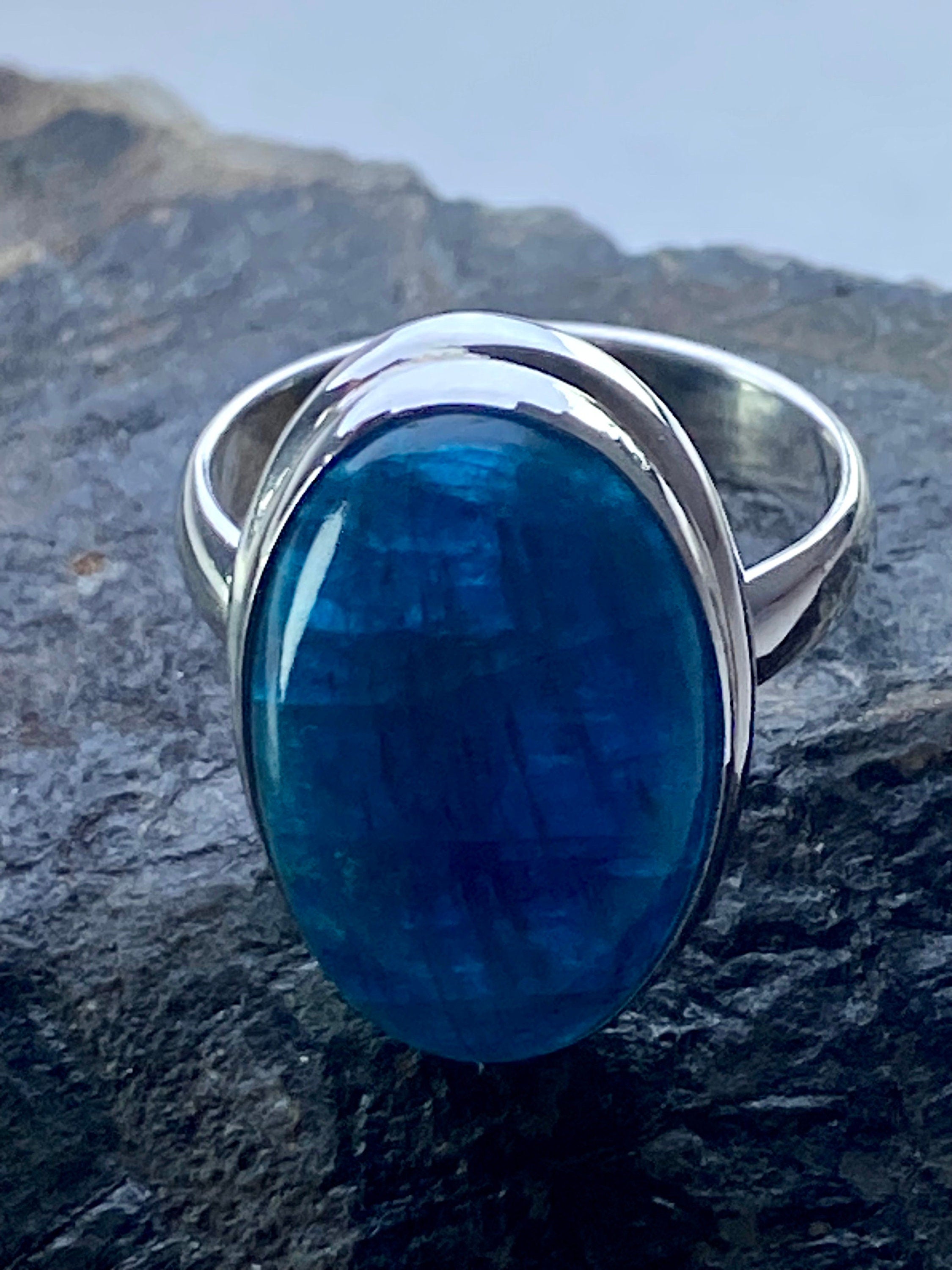 Malgache Neon Blue Apatite Ring(UV487)