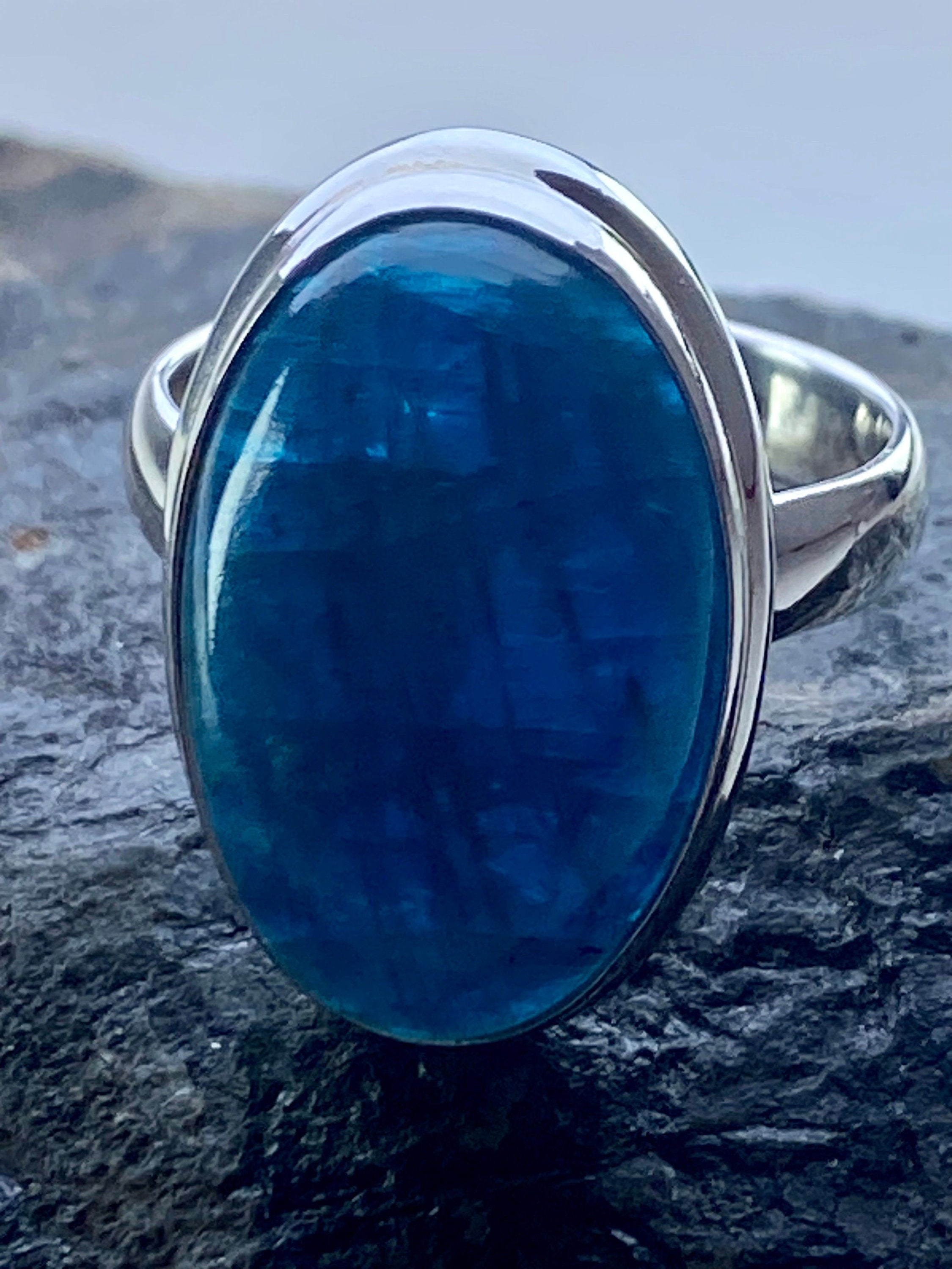 Malgache Neon Blue Apatite Ring(UV487)