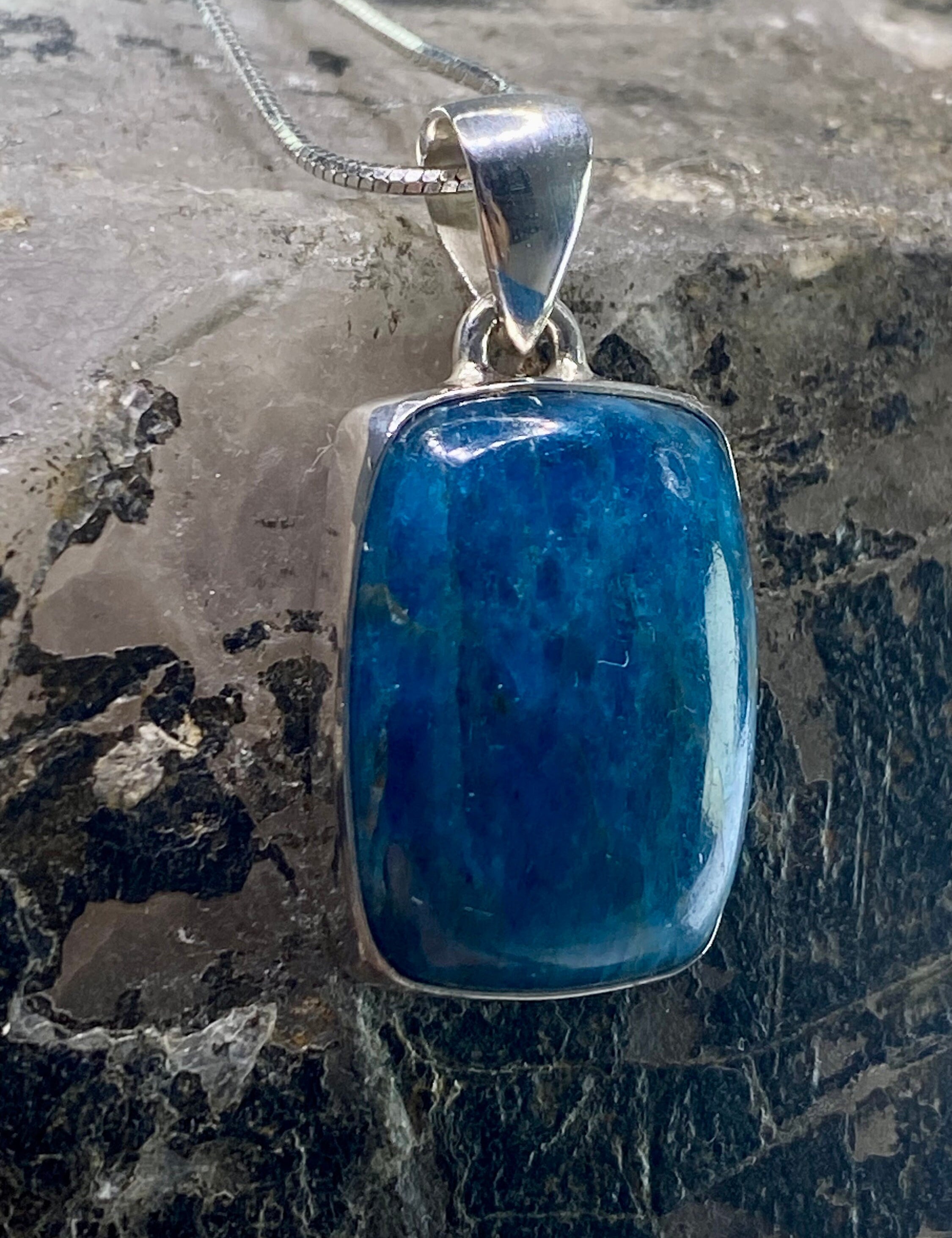 Malgache Neon Blue Apatite Pendant and Silver Pendant(UV410)