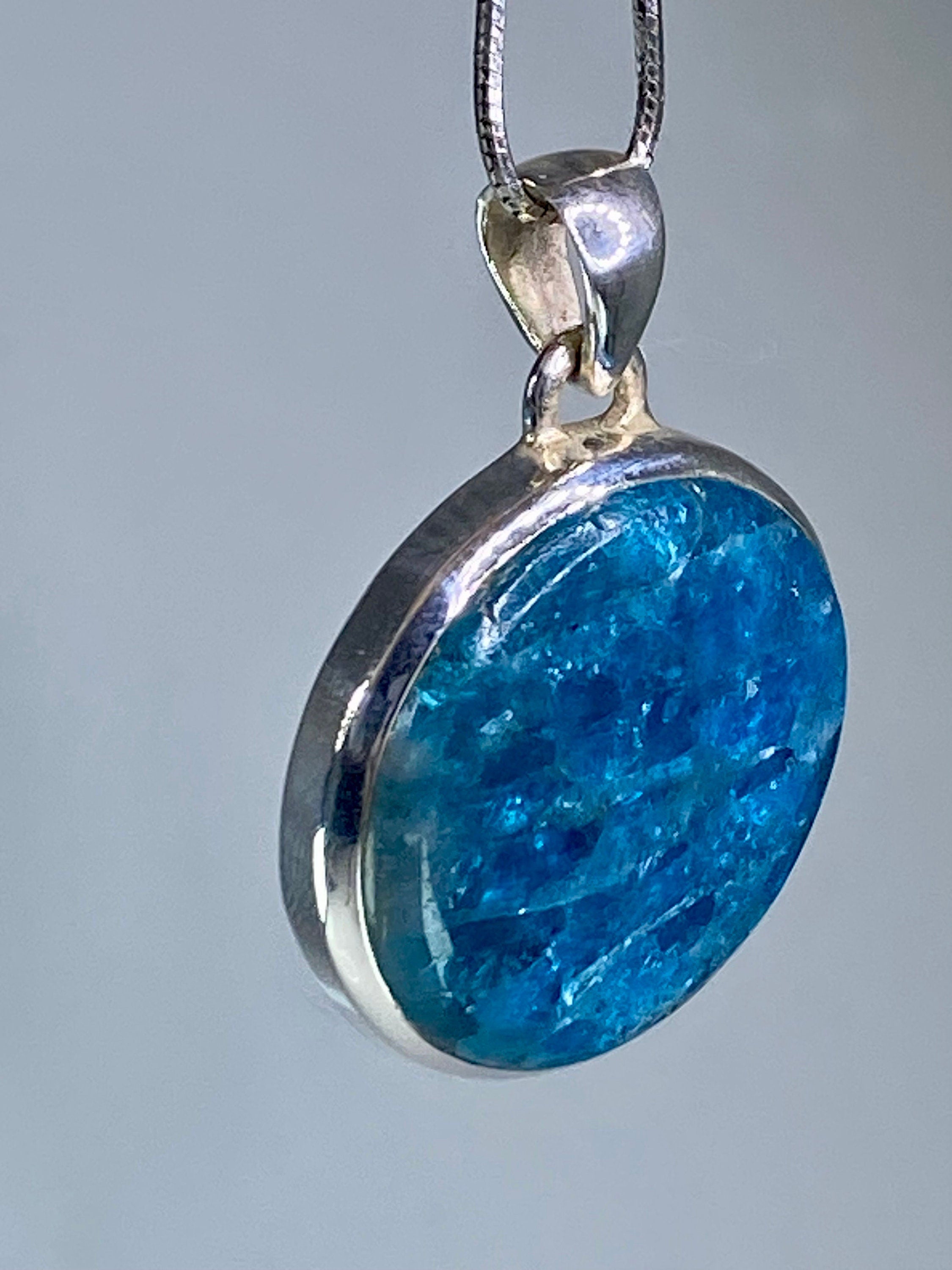 Malgache Neon Blue Apatite Pendant and Silver Pendant(UV504)