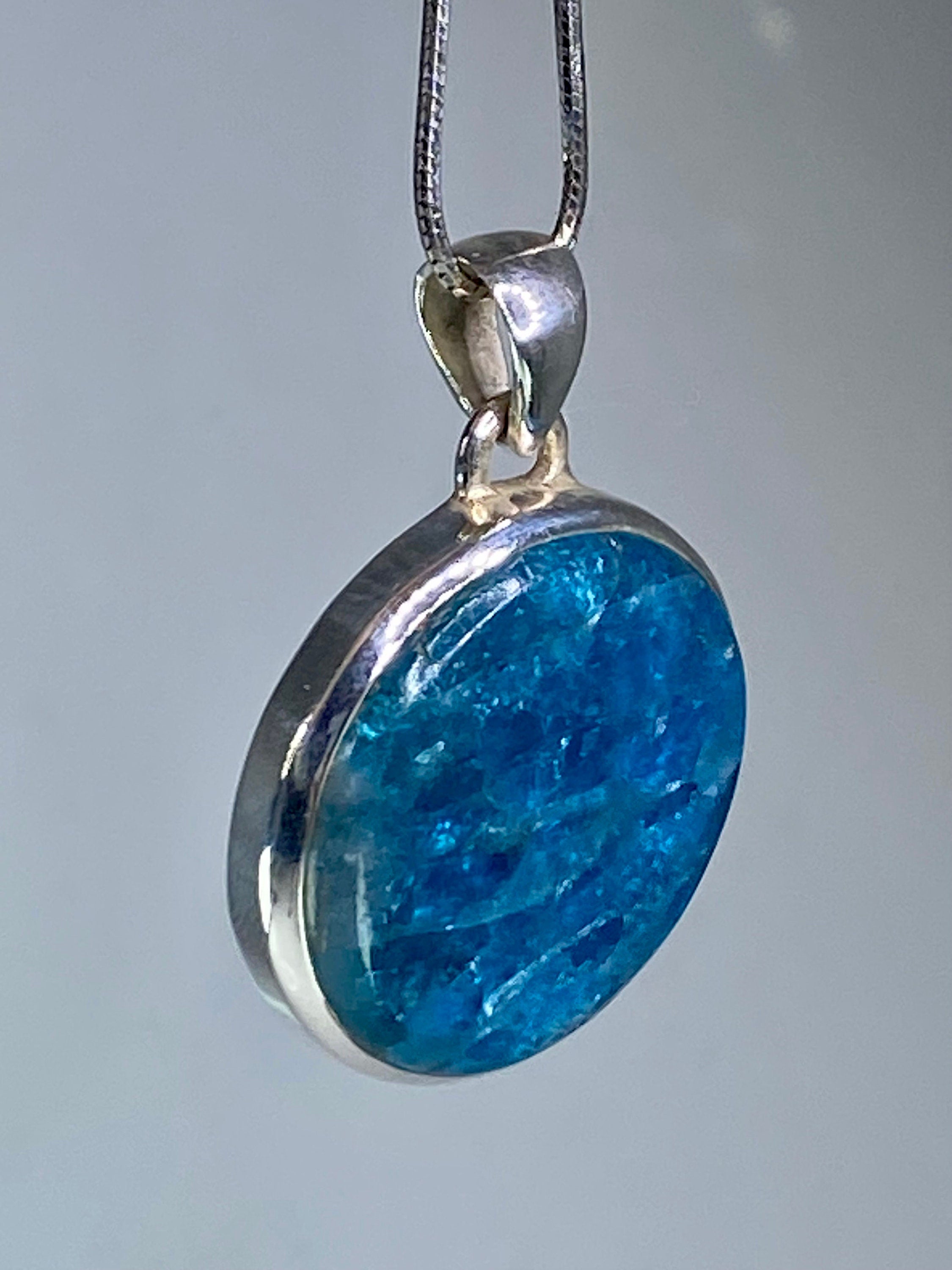 Malgache Neon Blue Apatite Pendant and Silver Pendant(UV504)