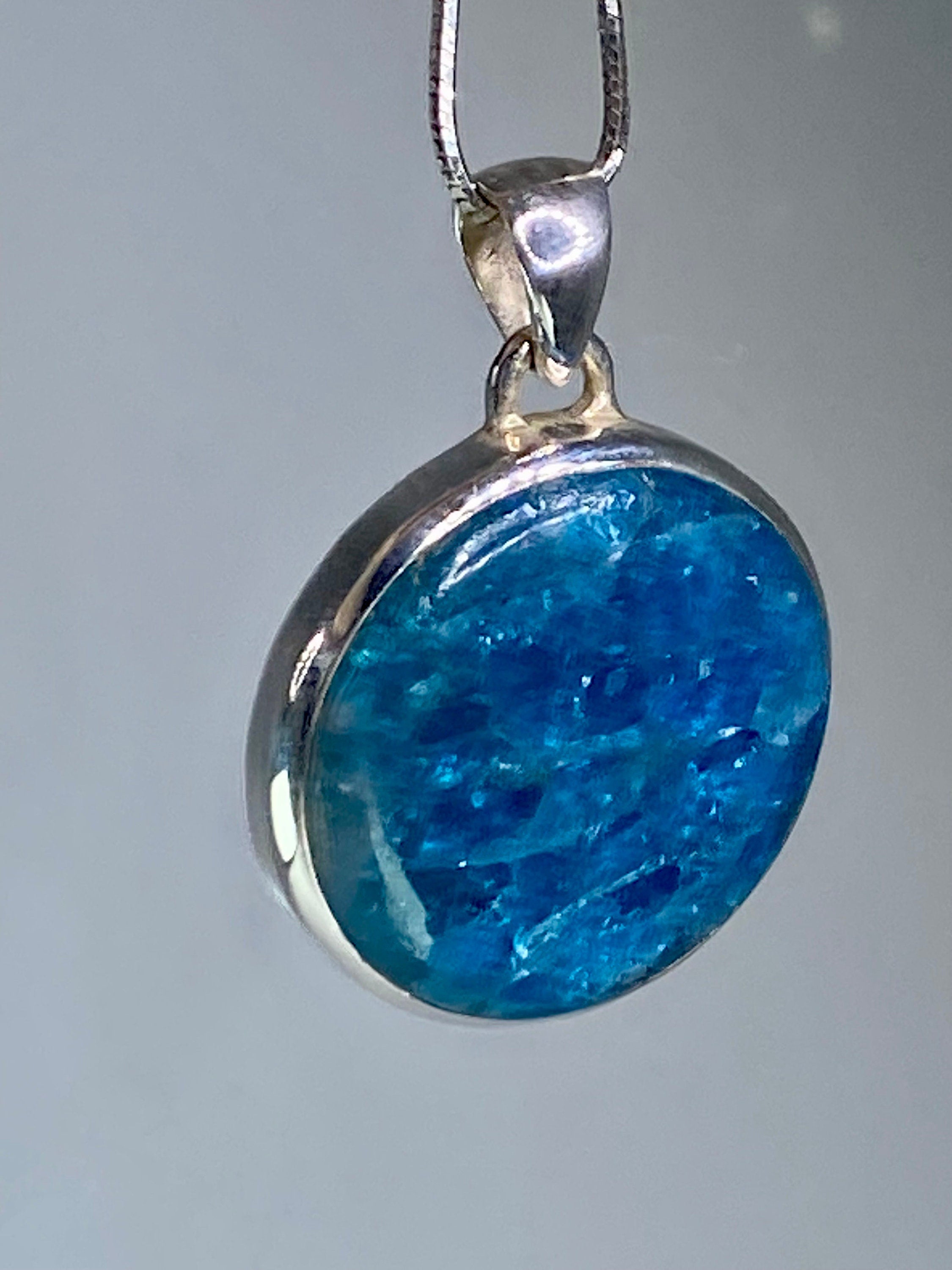 Malgache Neon Blue Apatite Pendant and Silver Pendant(UV504)