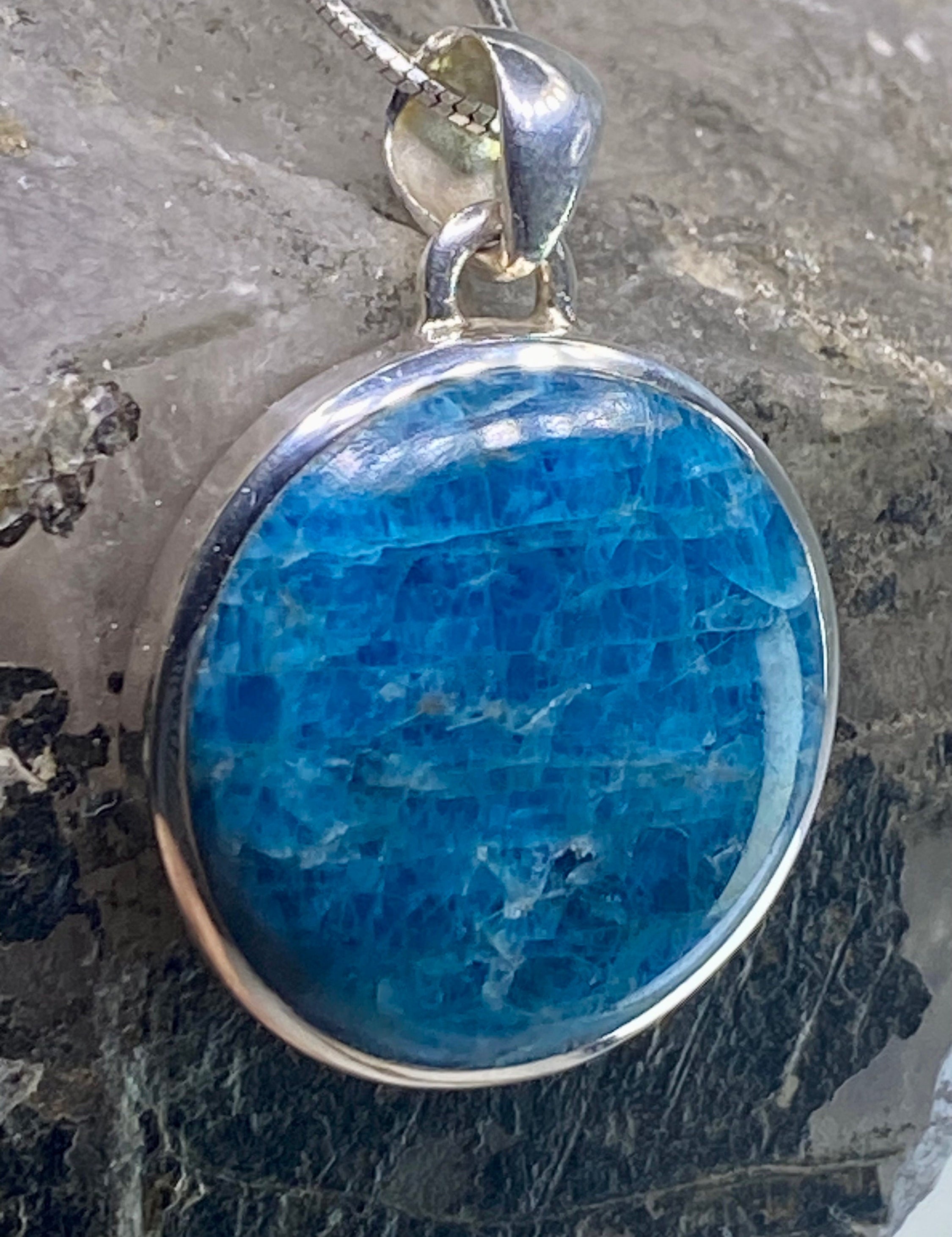 Malgache Neon Blue Apatite Pendant and Silver Pendant(UV535)