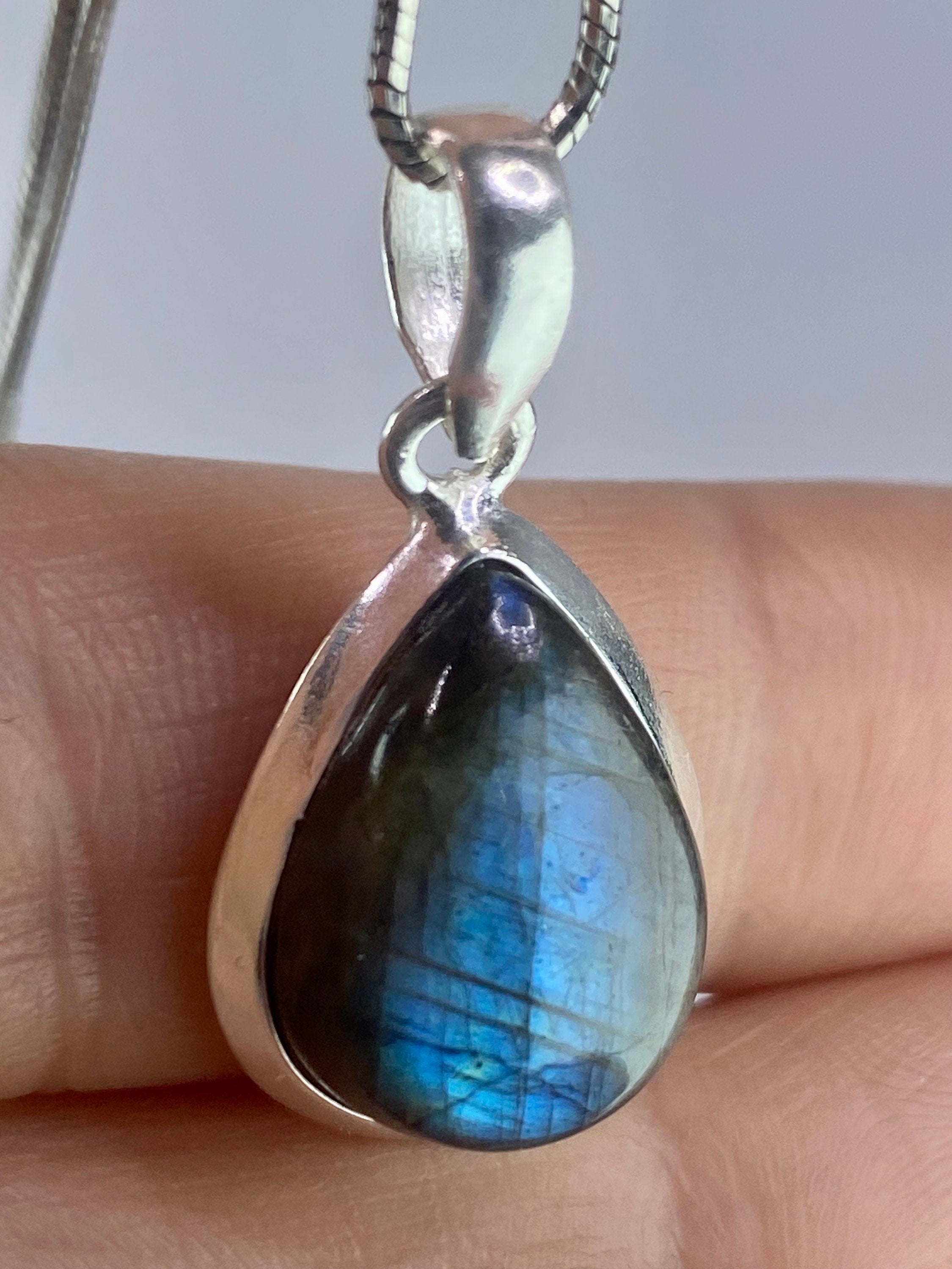 Grade A - Blue Labradorite and Silver Pendant (M03)