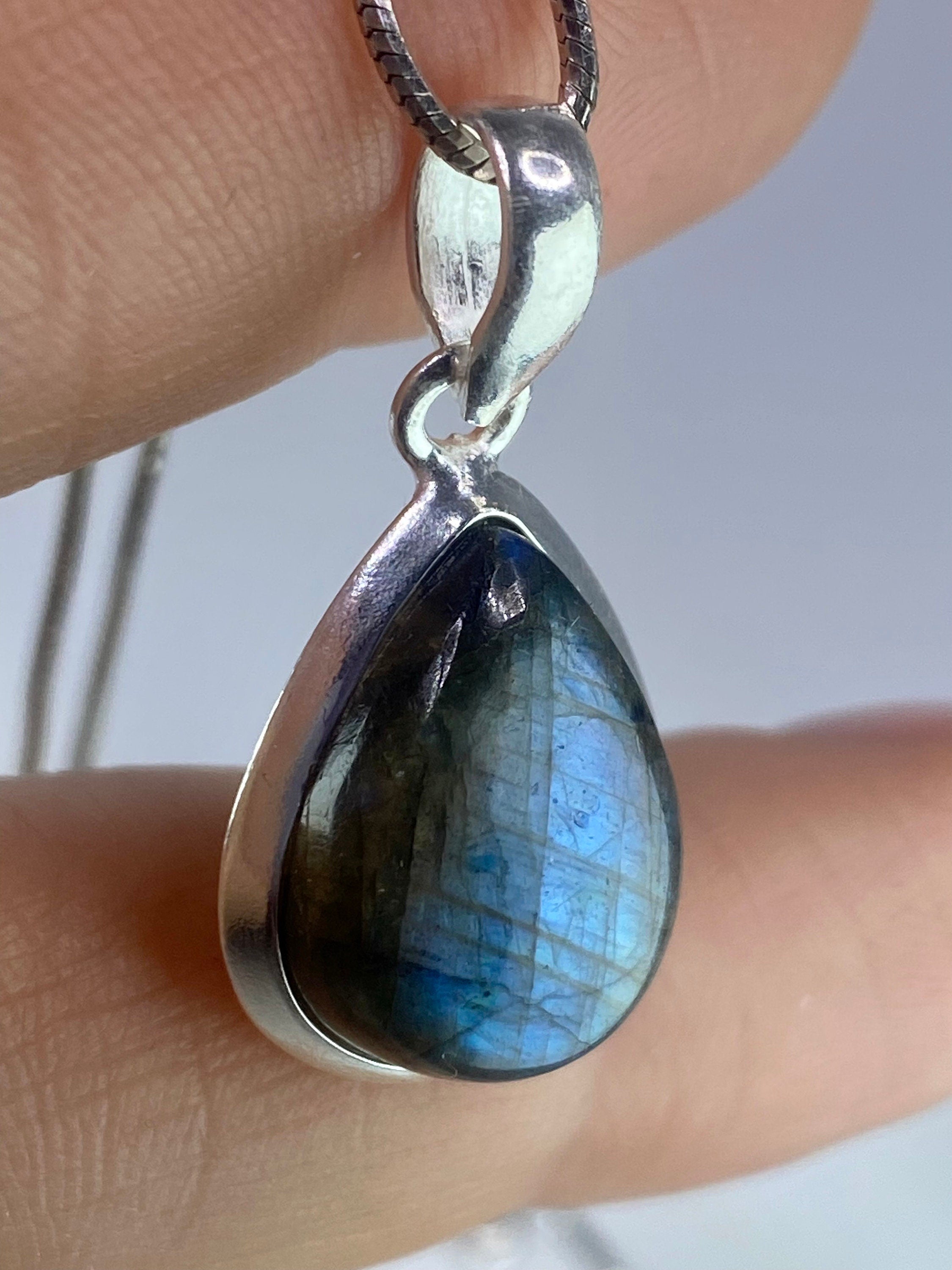 Grade A - Blue Labradorite and Silver Pendant (M03)