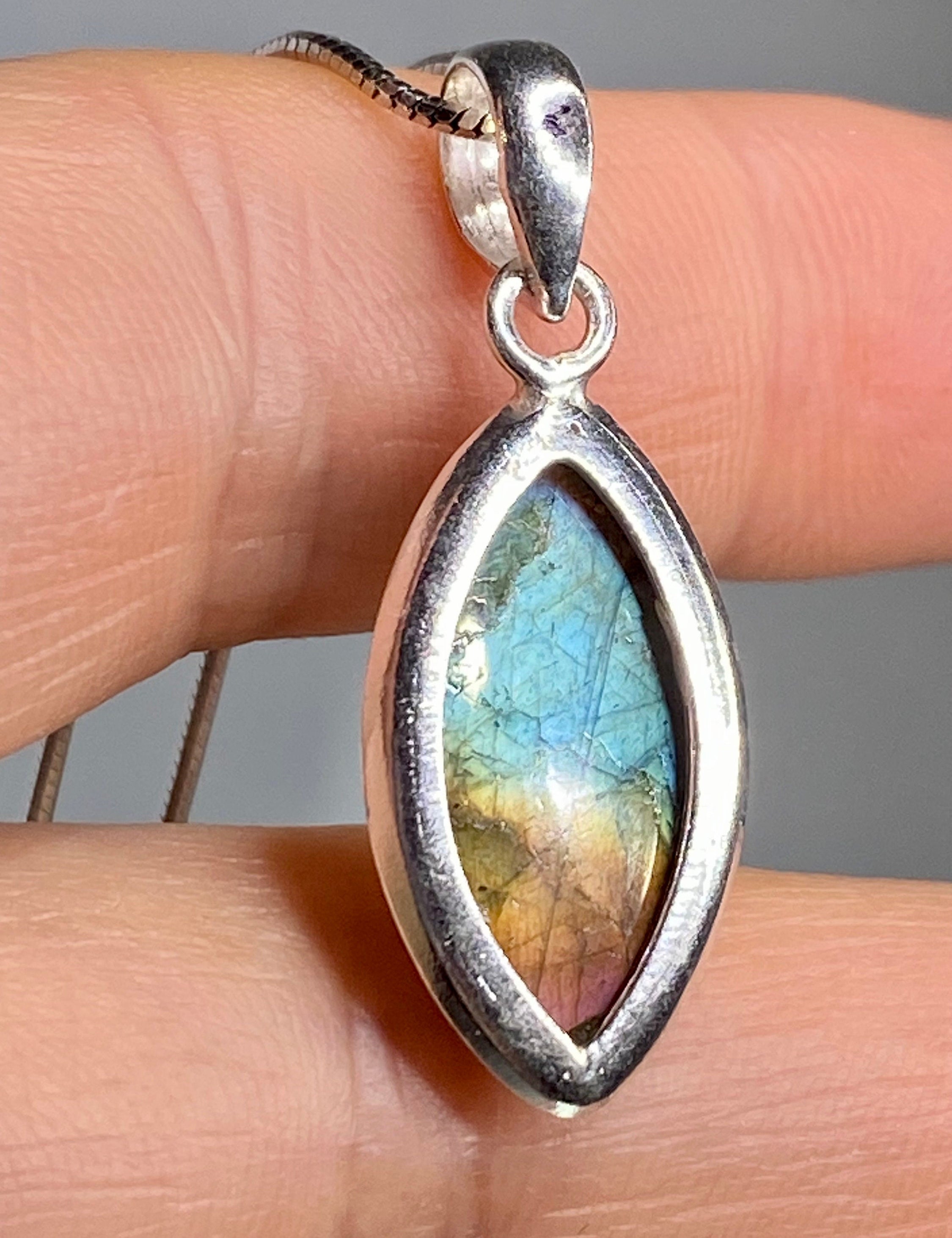 Grade A - Blue Labradorite and Silver Pendant (M03)