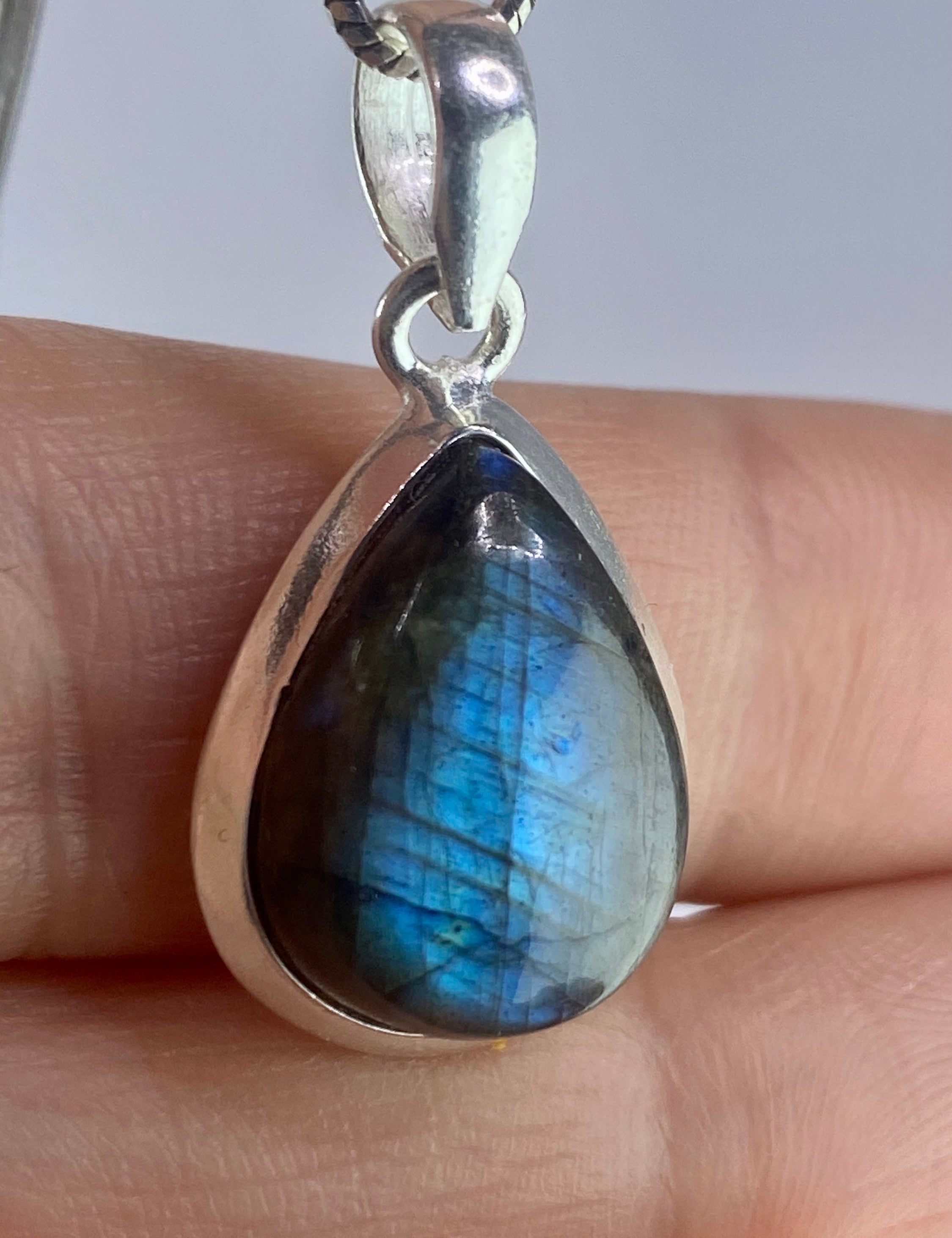 Grade A - Blue Labradorite and Silver Pendant (M03)