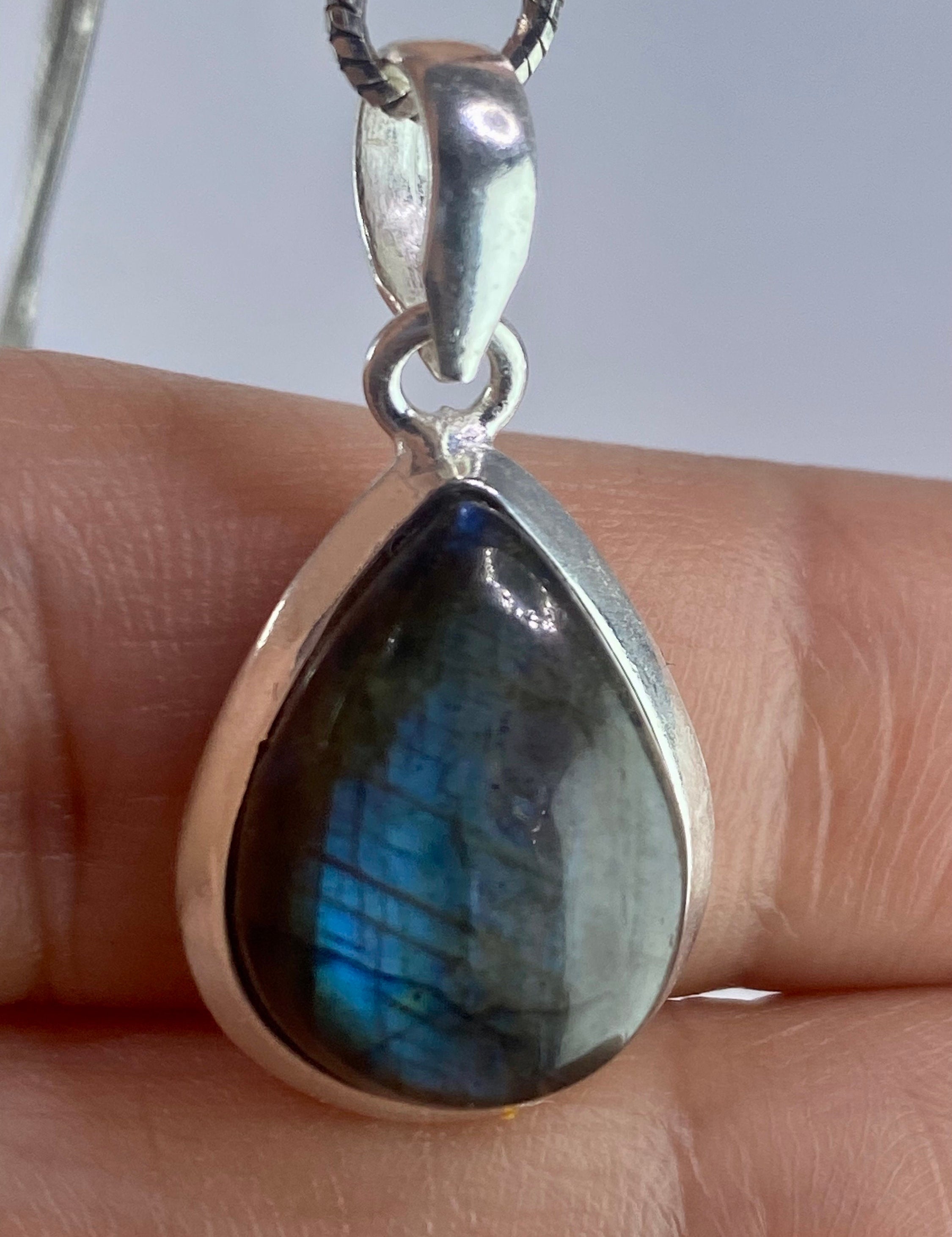 Grade A - Blue Labradorite and Silver Pendant (M03)