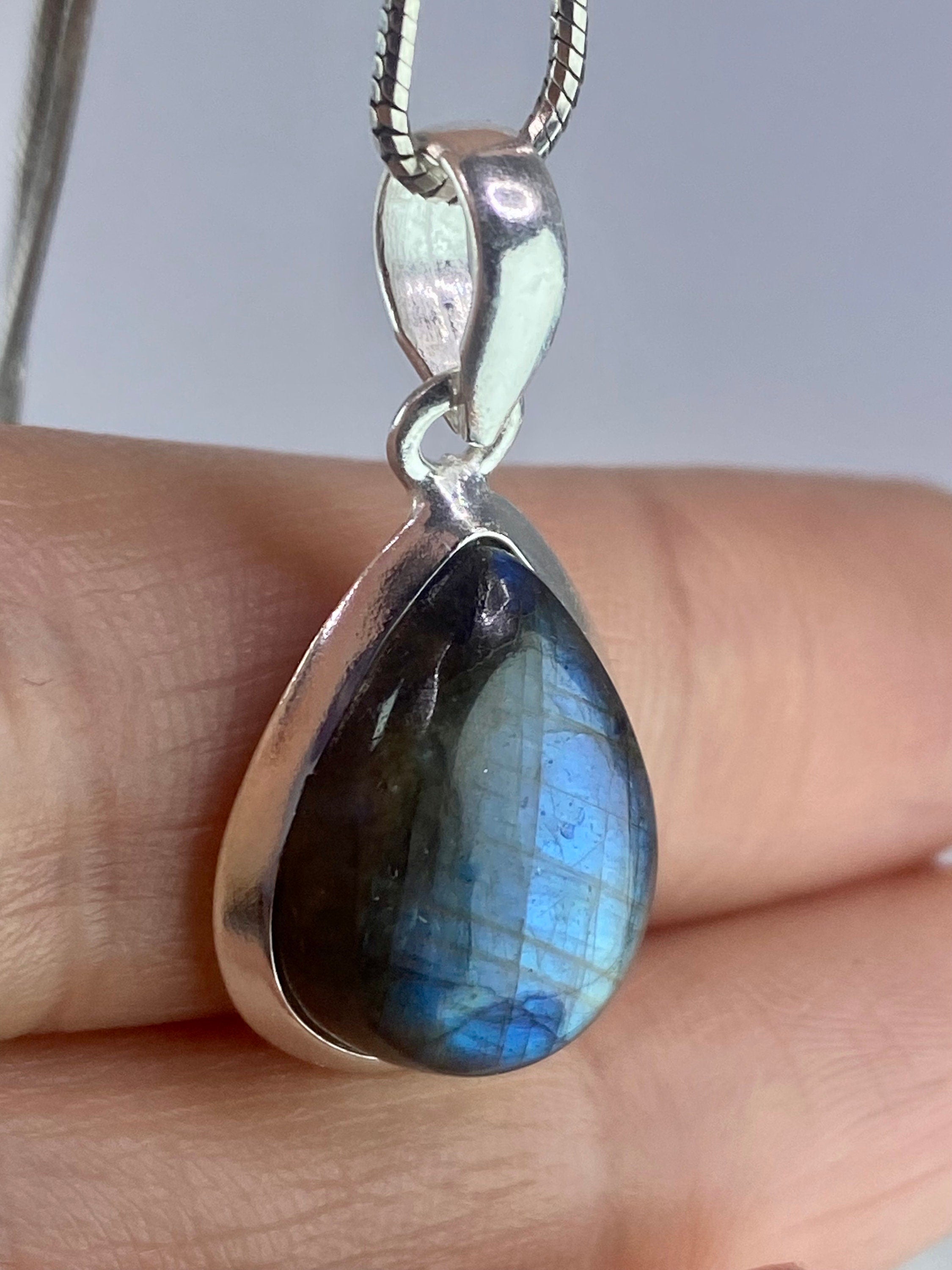 Grade A - Blue Labradorite and Silver Pendant (M03)