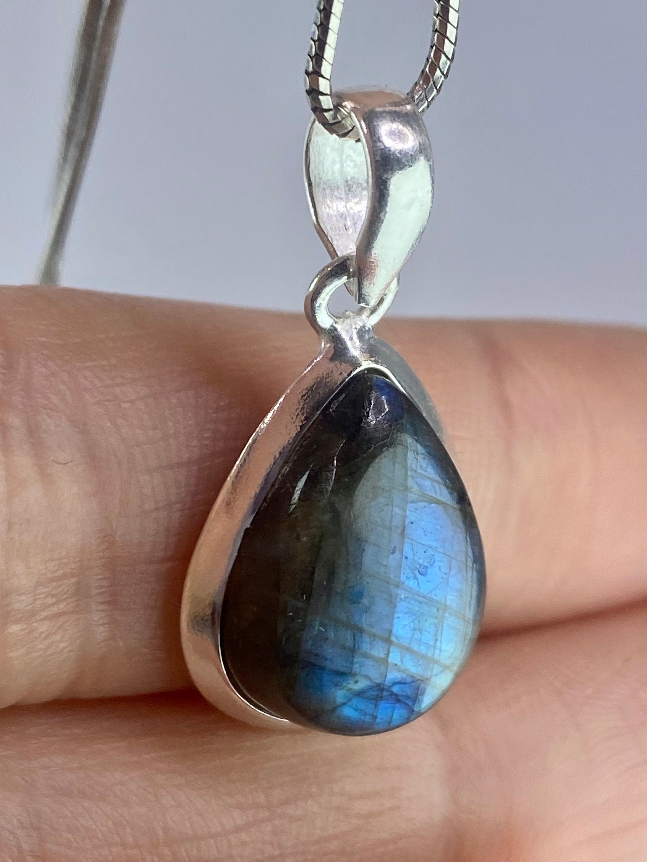 Grade A - Blue Labradorite and Silver Pendant (M03)