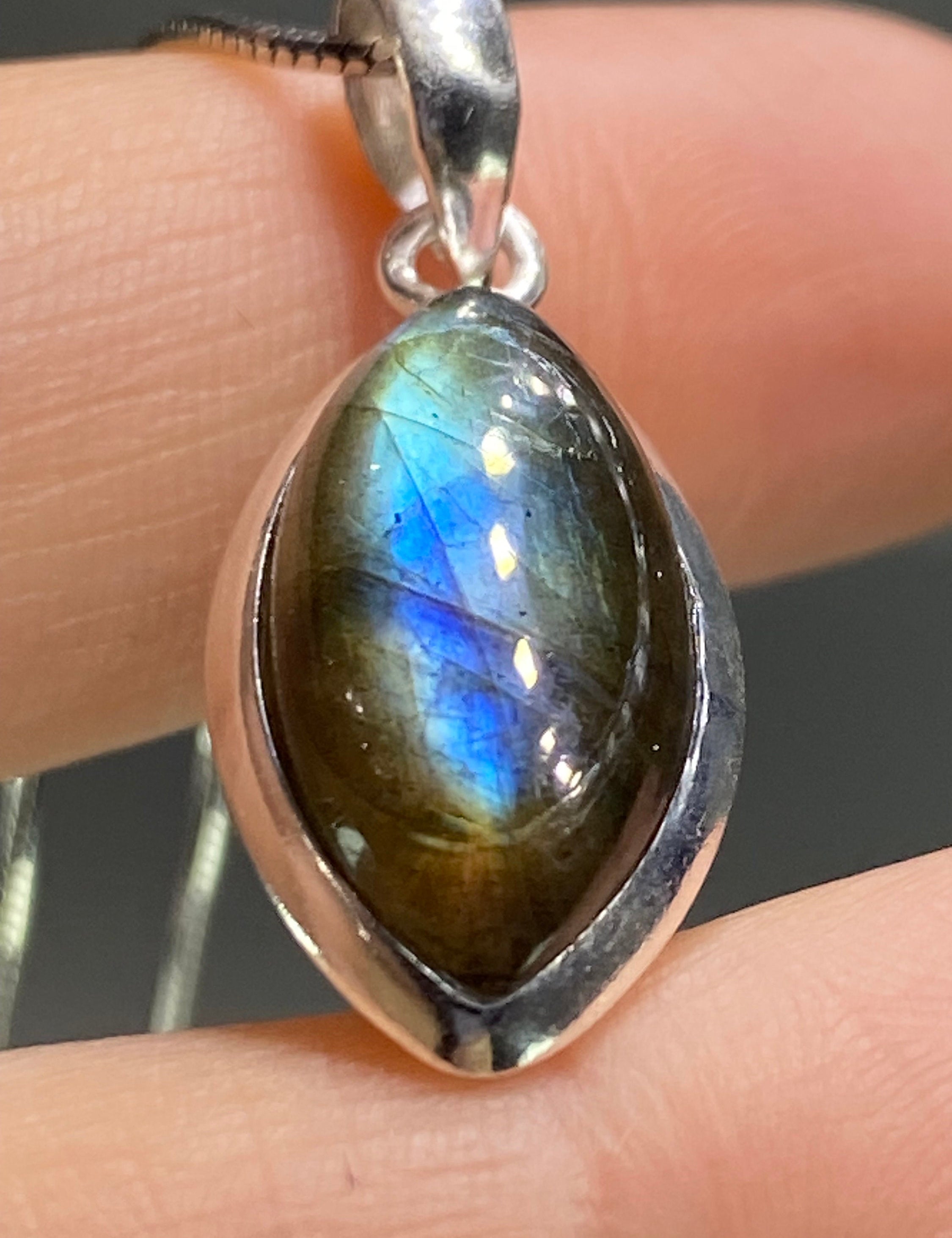 Grade A - Blue Labradorite and Silver Pendant (M03)